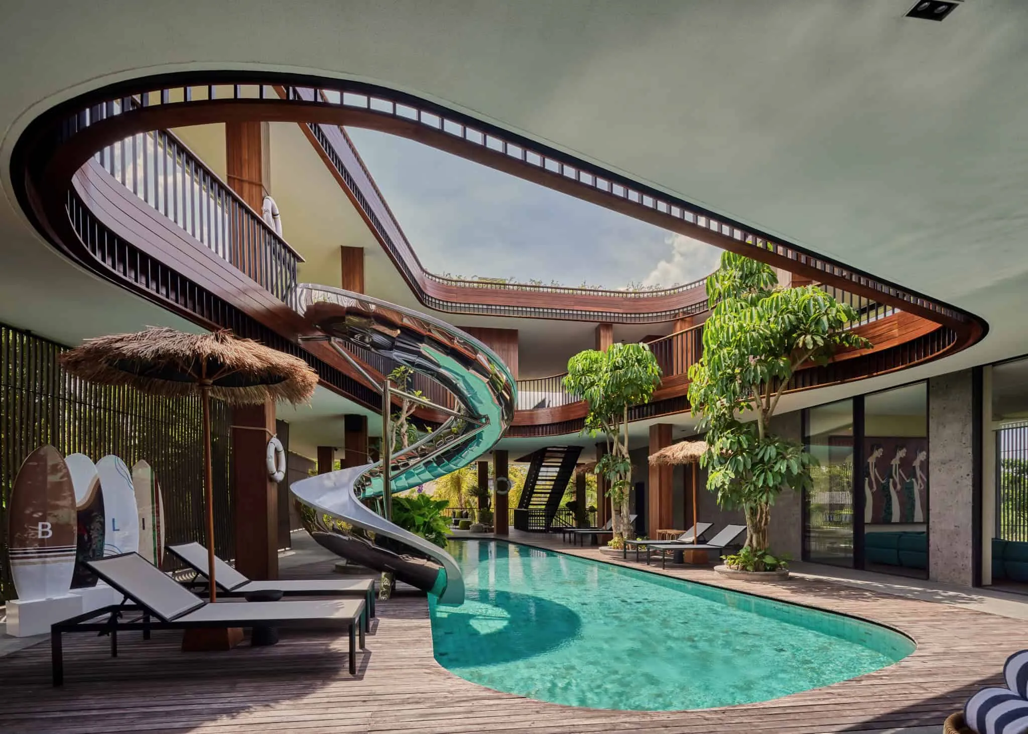 巴厘岛现代泳池别墅，配有滑梯元素。