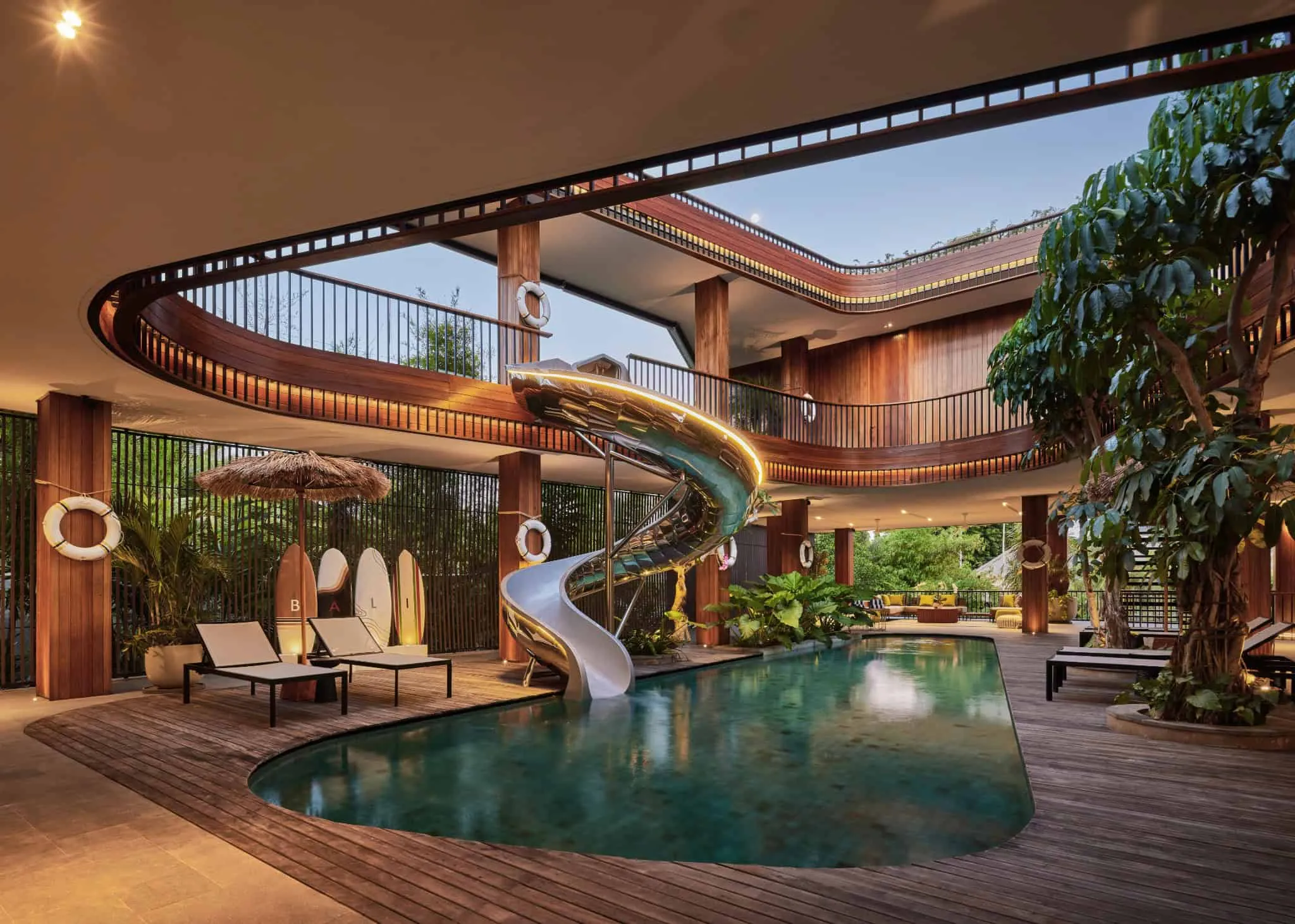 阿卡西住宅泳池滑梯，夜晚营造温馨氛围。