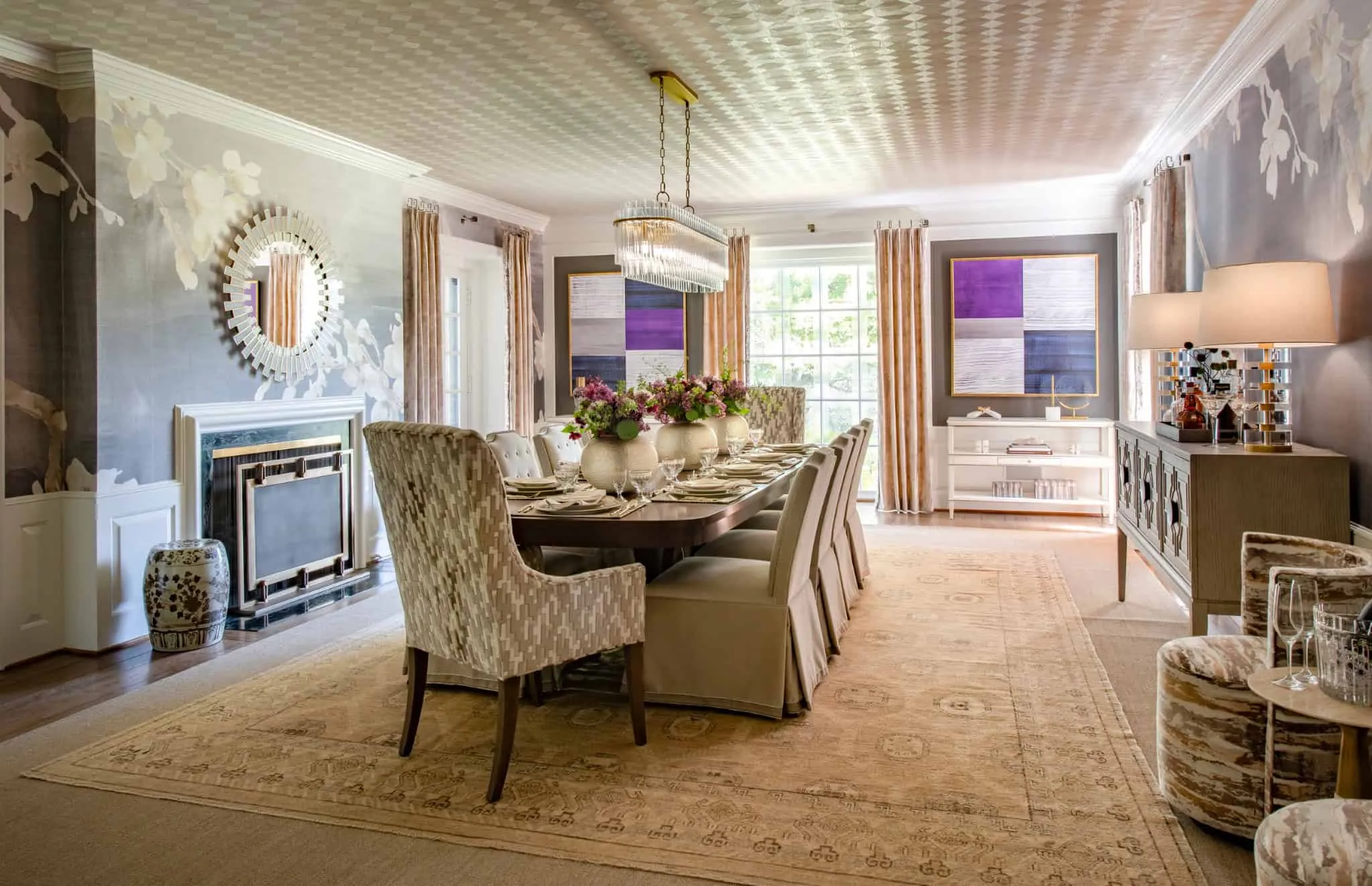 优雅正式餐厅，中性色调、花卉墙面贴面和水晶吊灯。