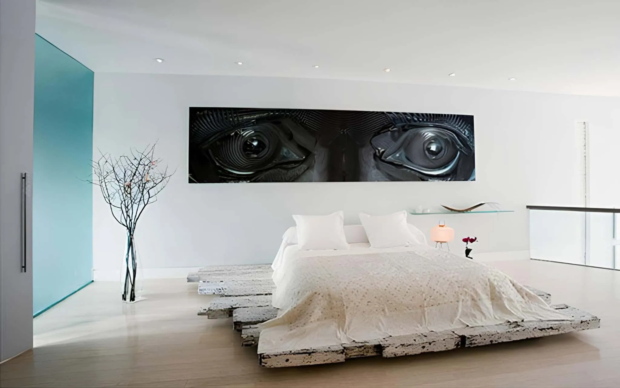 碎白低矮托盘床，适合现代极简卧室。