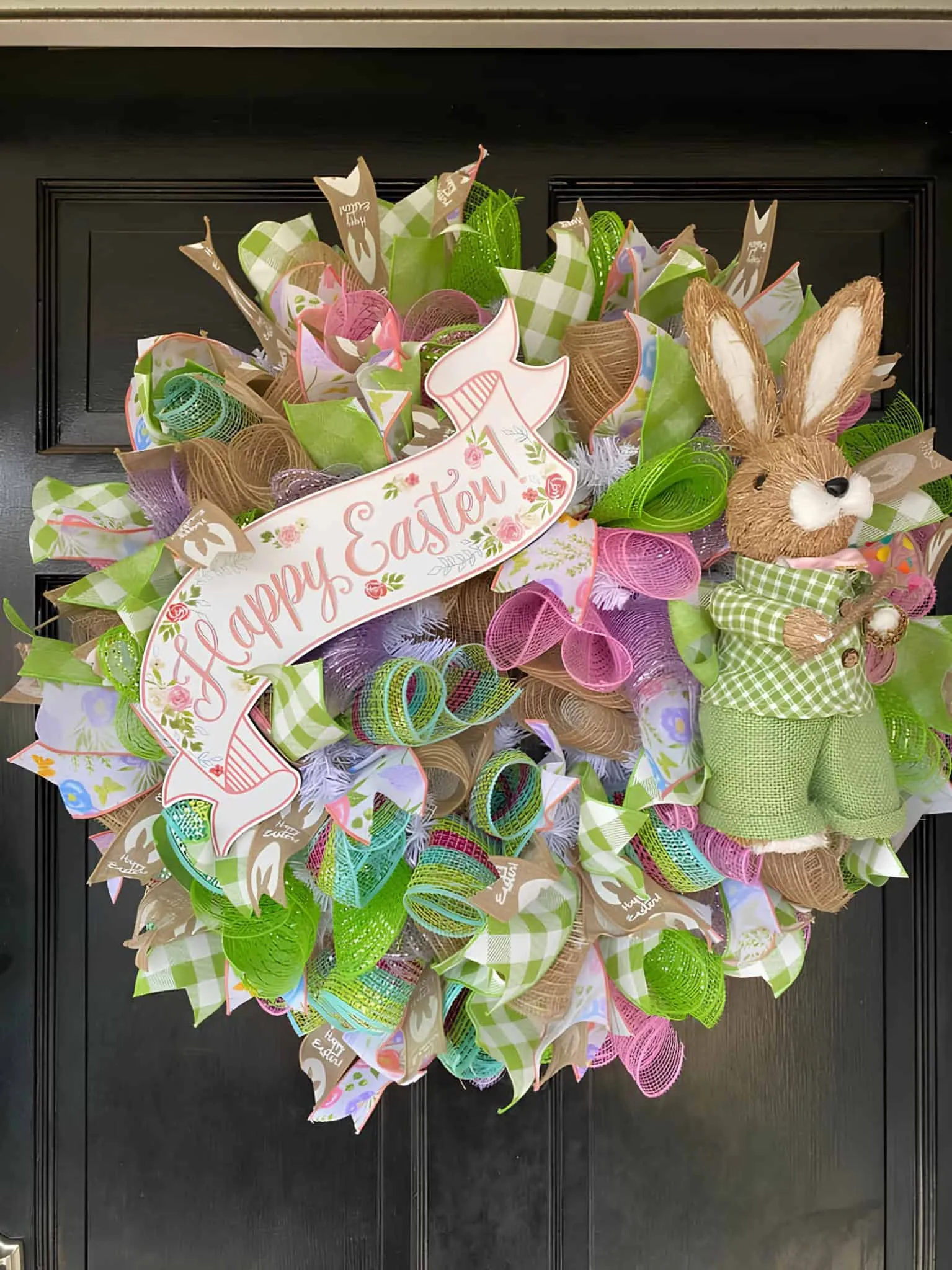 配有绿色格子丝带的幻想门饰，周围环绕着彩色丝带和复活节标志