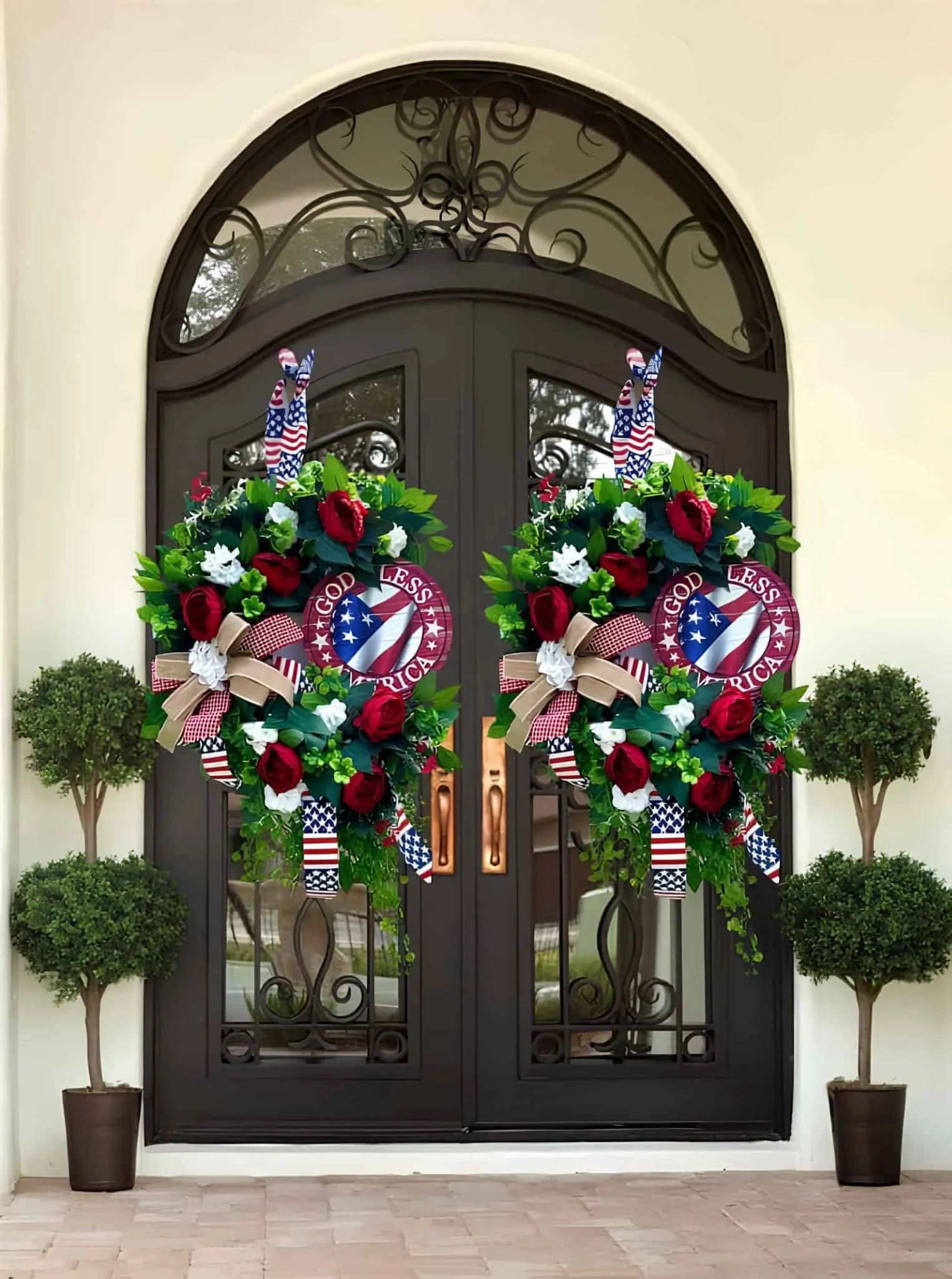 匹配的爱国花环，配有花朵和'上帝保佑美国'铭牌在双门上