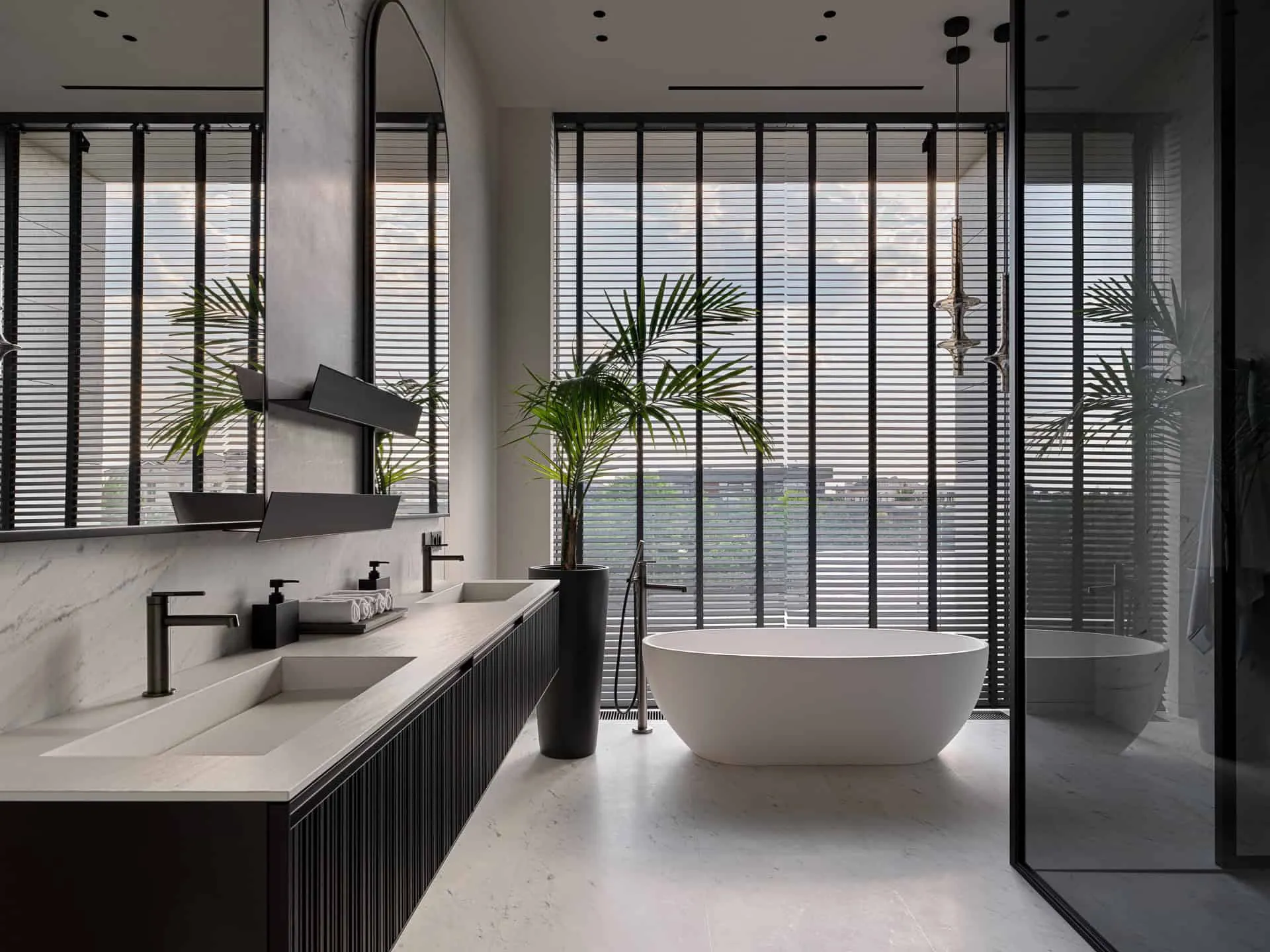 现代浴室中的独立浴缸，面对高窗与垂直窗帘。