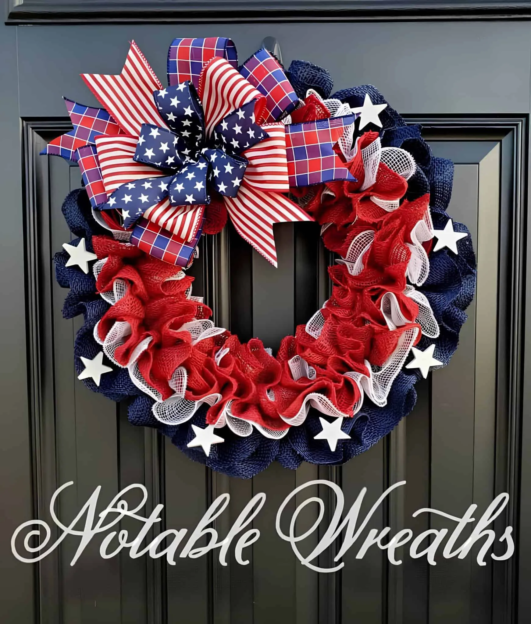 红、白、蓝装饰网格花环，配有星星装饰