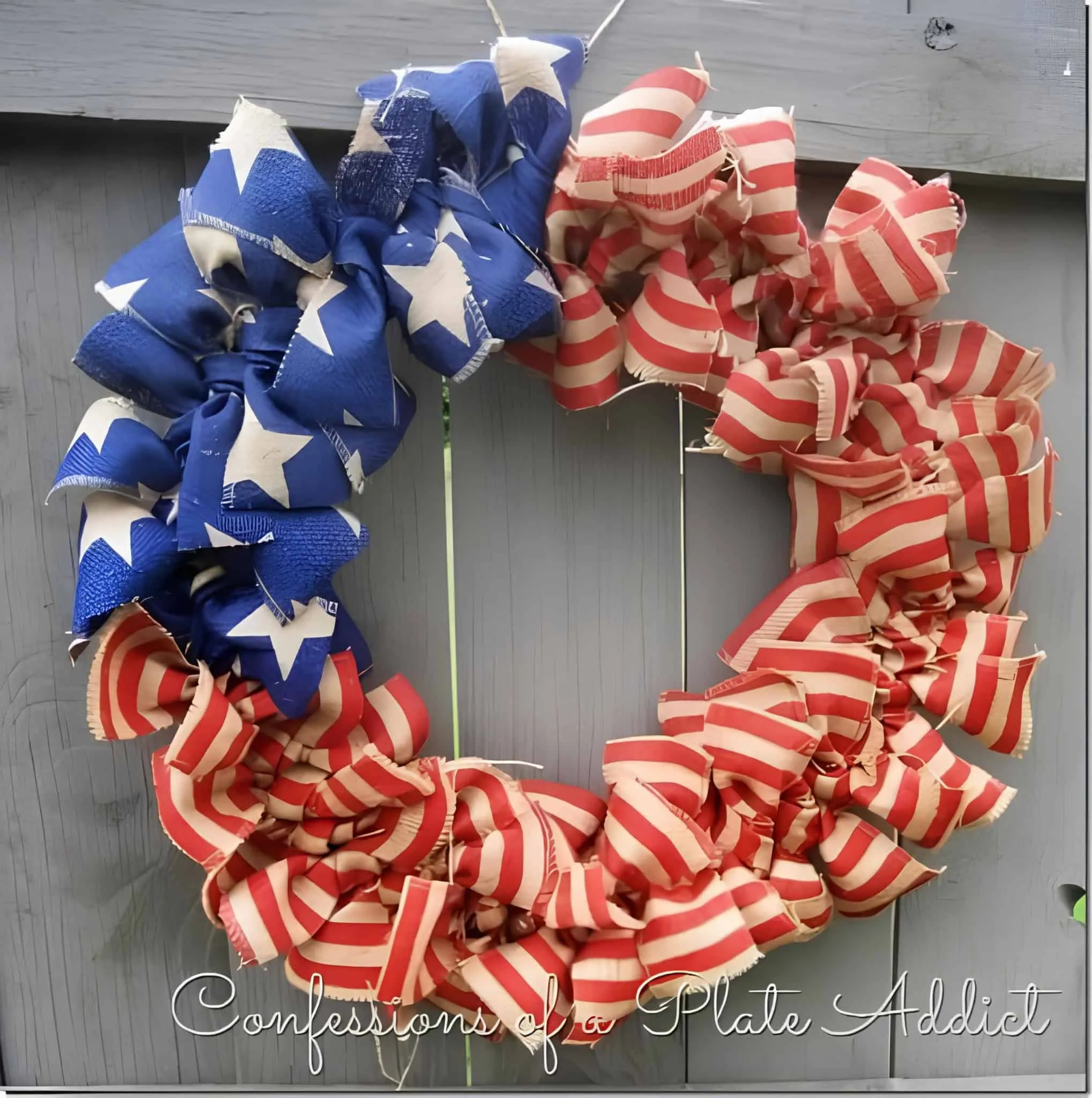 乡村丝绸花环，配有蓝色星星和红色条纹布料，营造经典美国风格