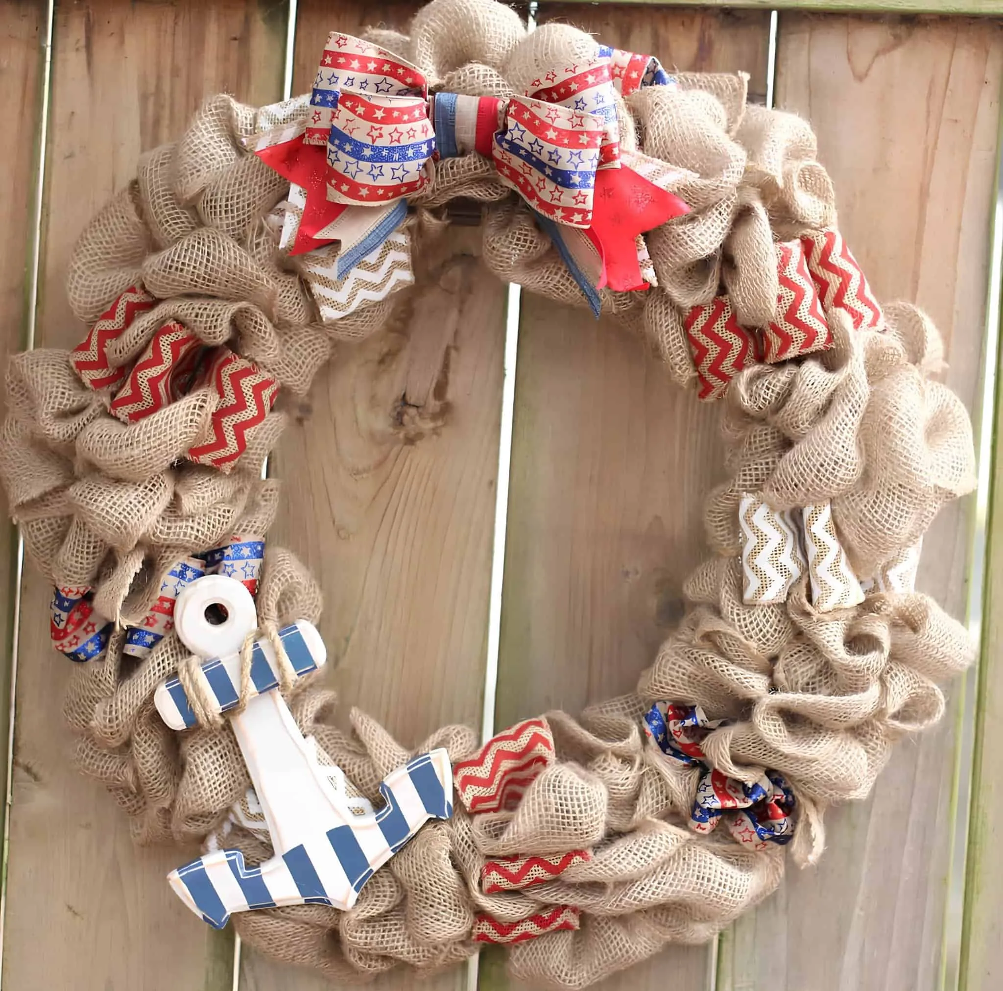 乡村丝绸花环，配有爱国丝带和锚