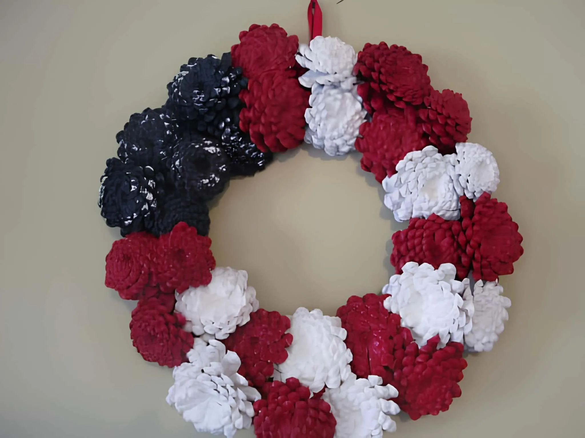 染色松果排列成节日花环