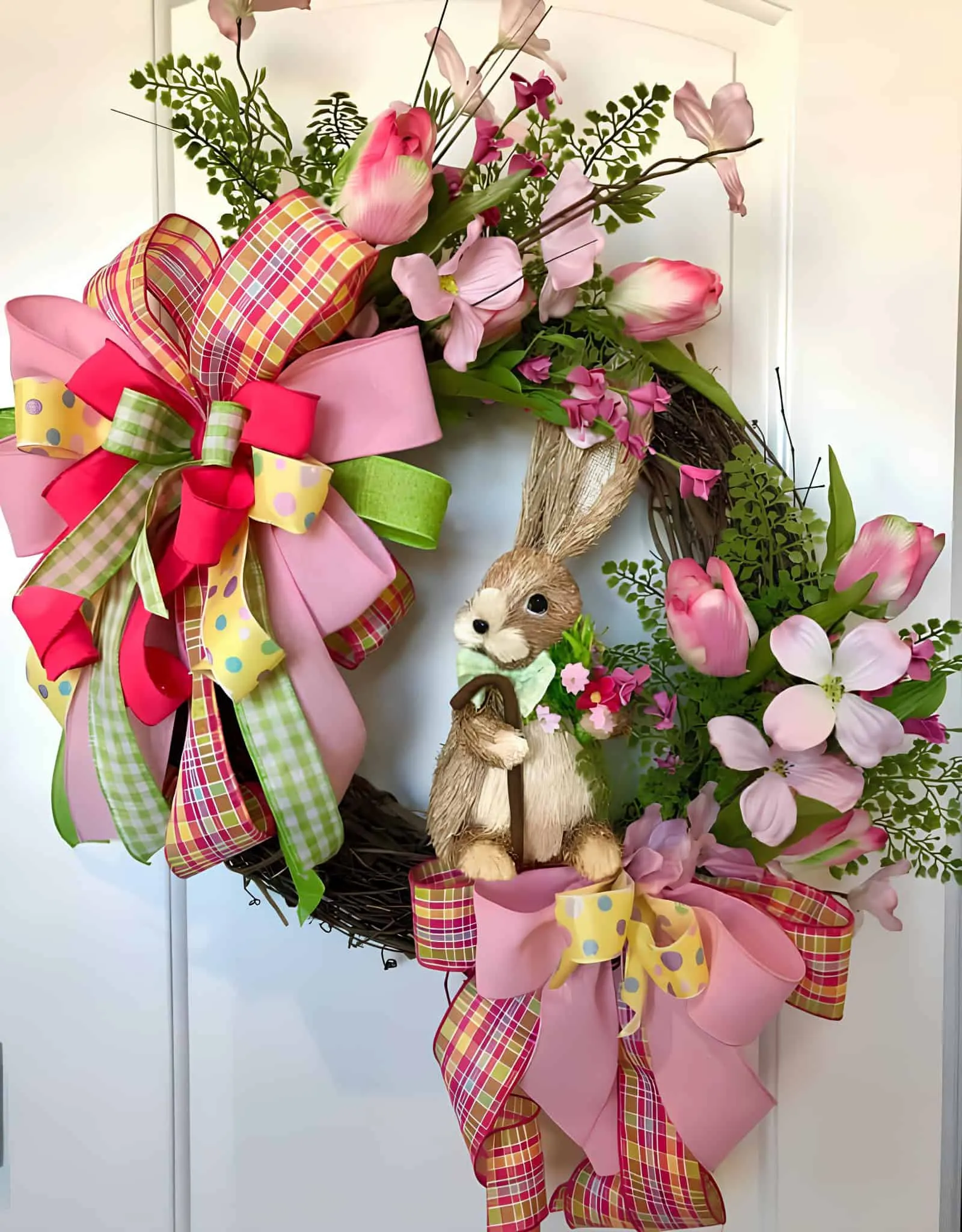 春天复活节门饰，配有兔子、格子丝带和郁金香