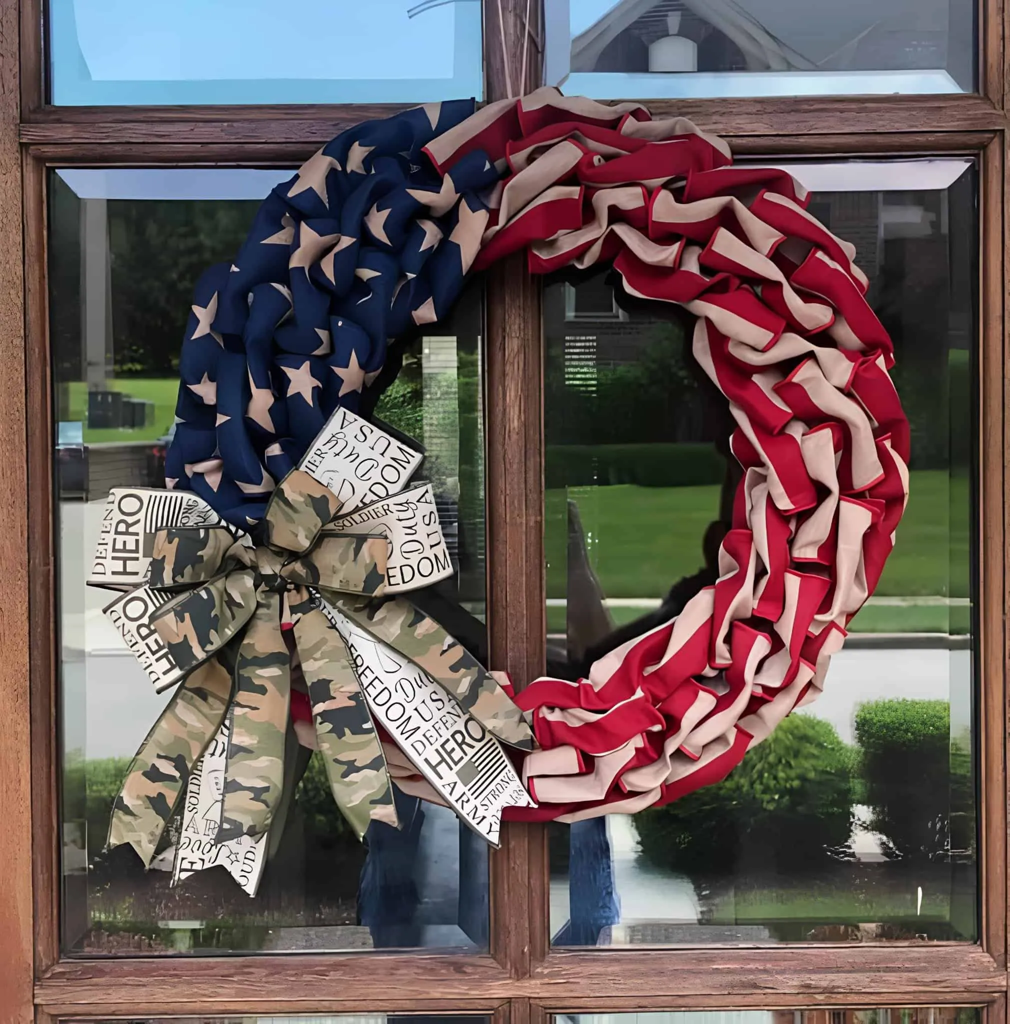 爱国花环，配有红白丝带、蓝星星和军用丝带