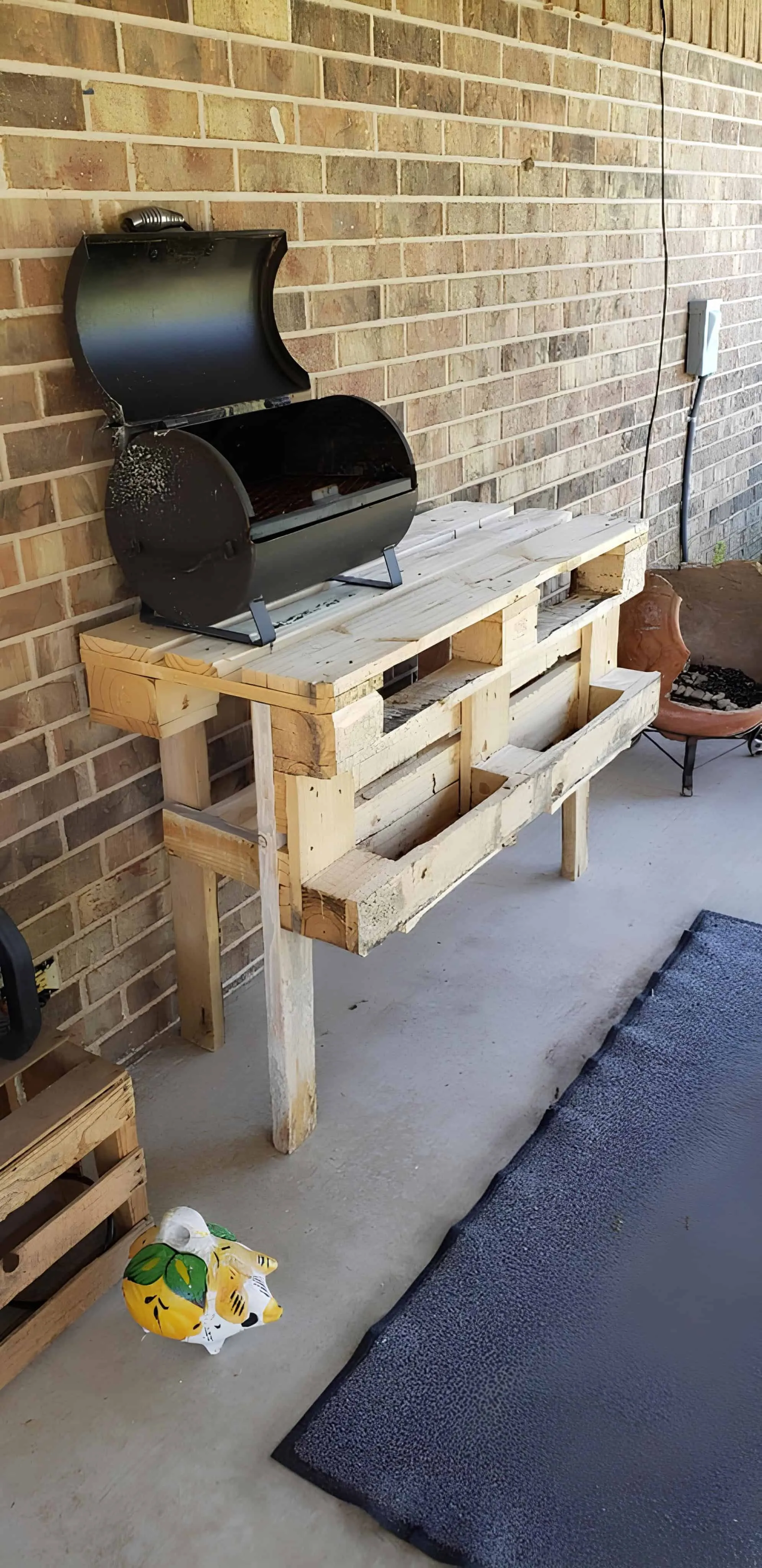 作为露台烧烤桌使用的托盘桌子