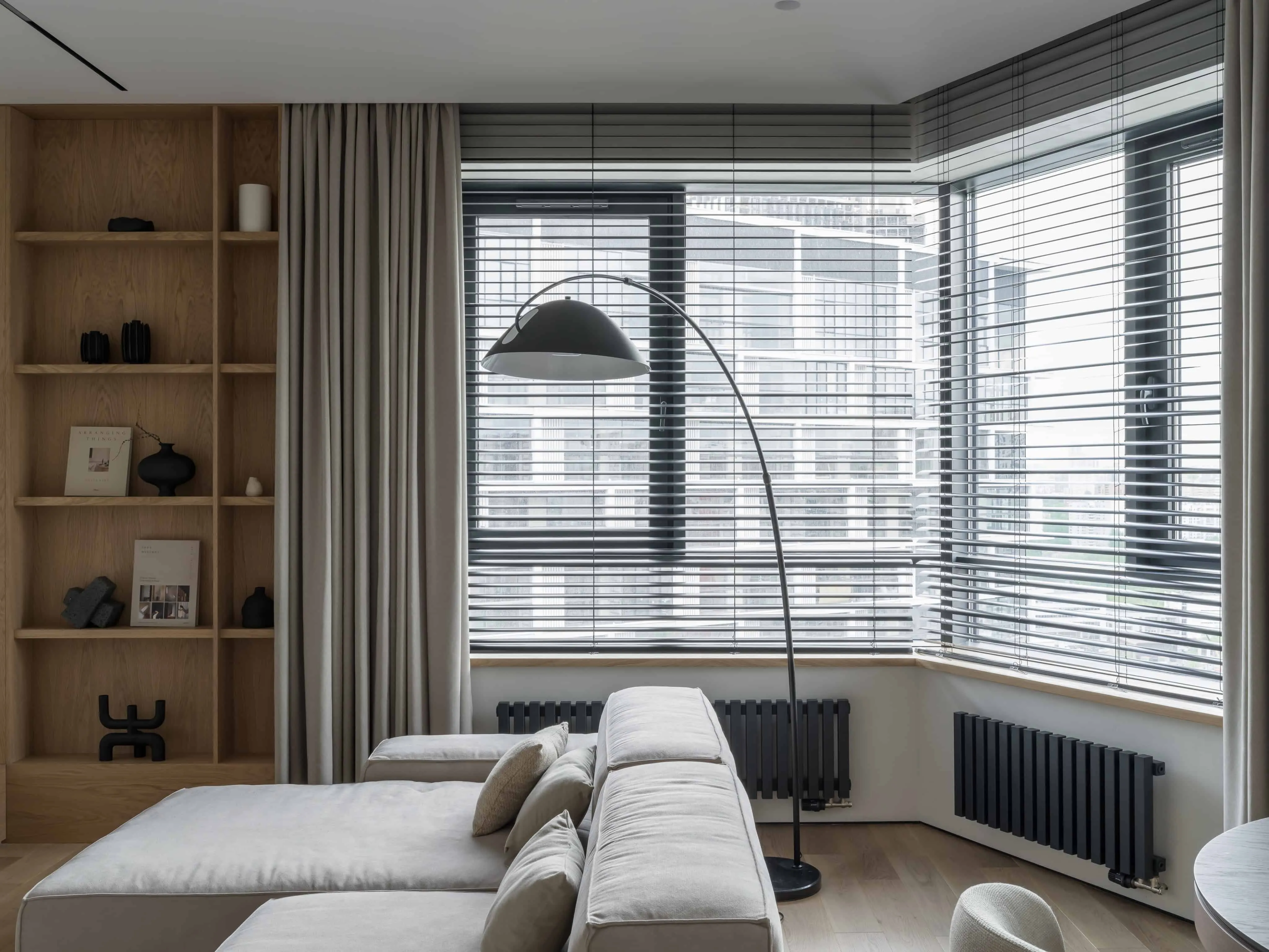 温馨角落，全景窗、柔软扶手椅和内置搁板。