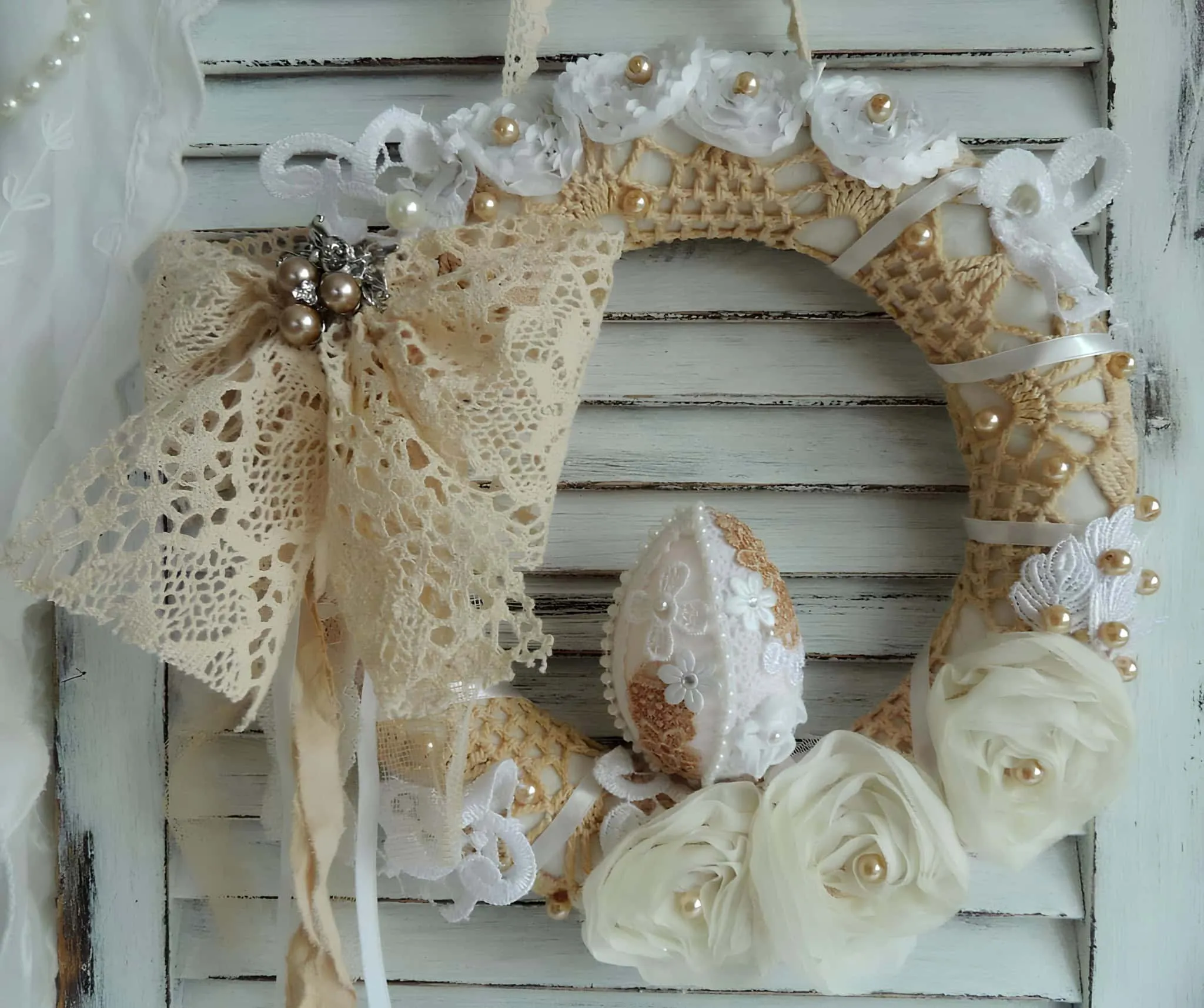 复古风格门饰，配有蕾丝、珍珠和装饰鸡蛋