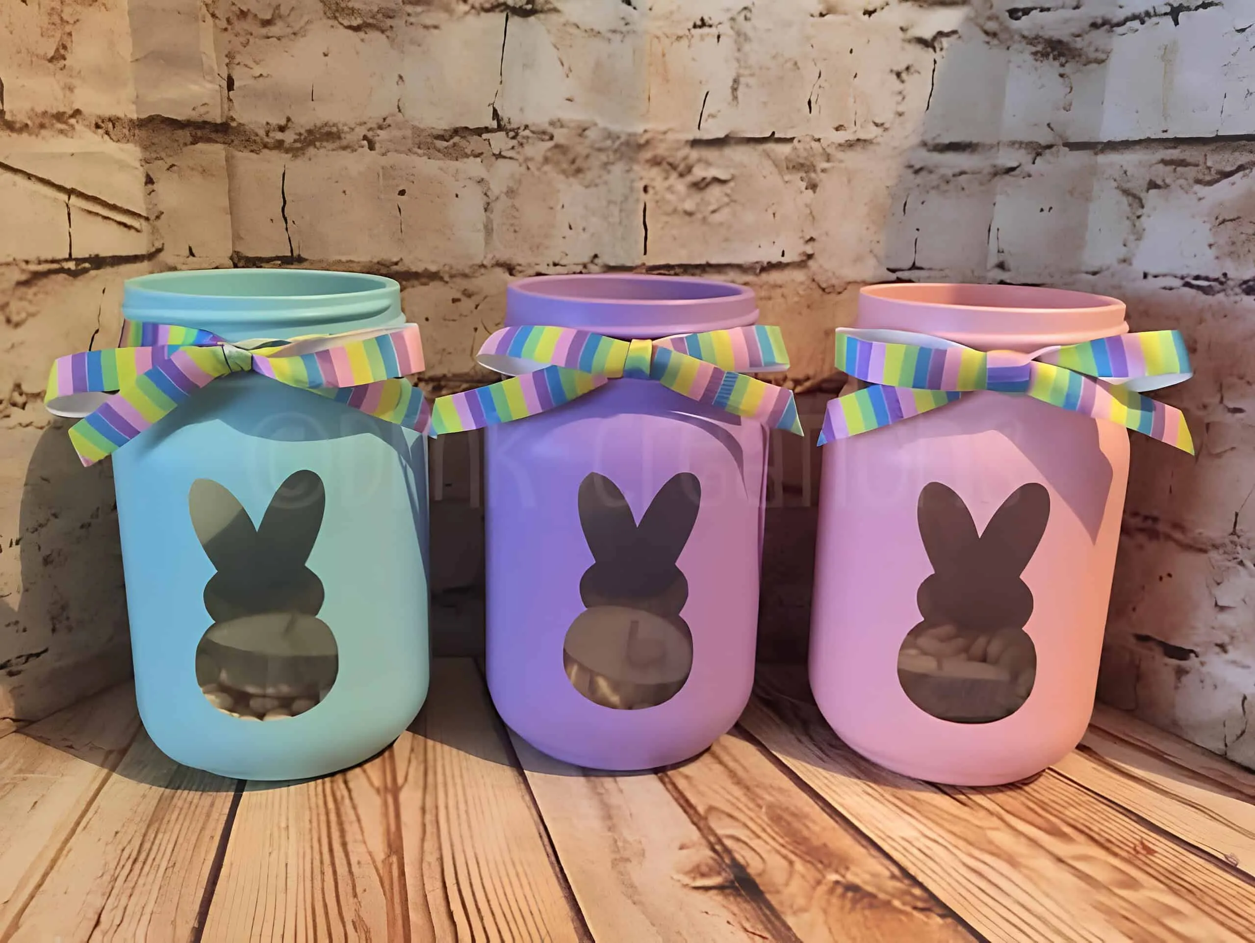 复活节粉彩色 Mason 罐子，有兔子窗口和彩虹条纹丝带