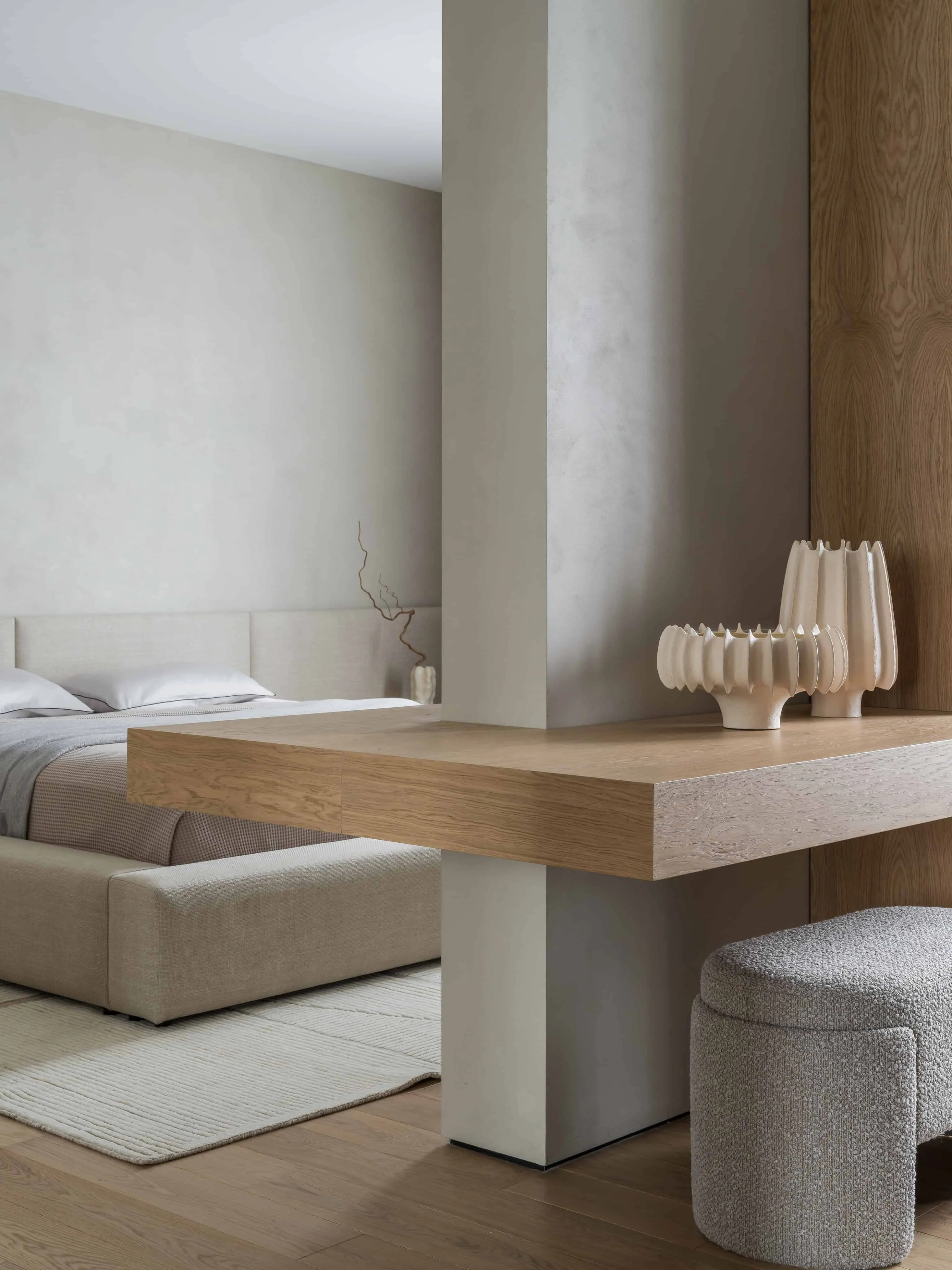 优雅现代卧室，配宁静中性色调和天然木材点缀。