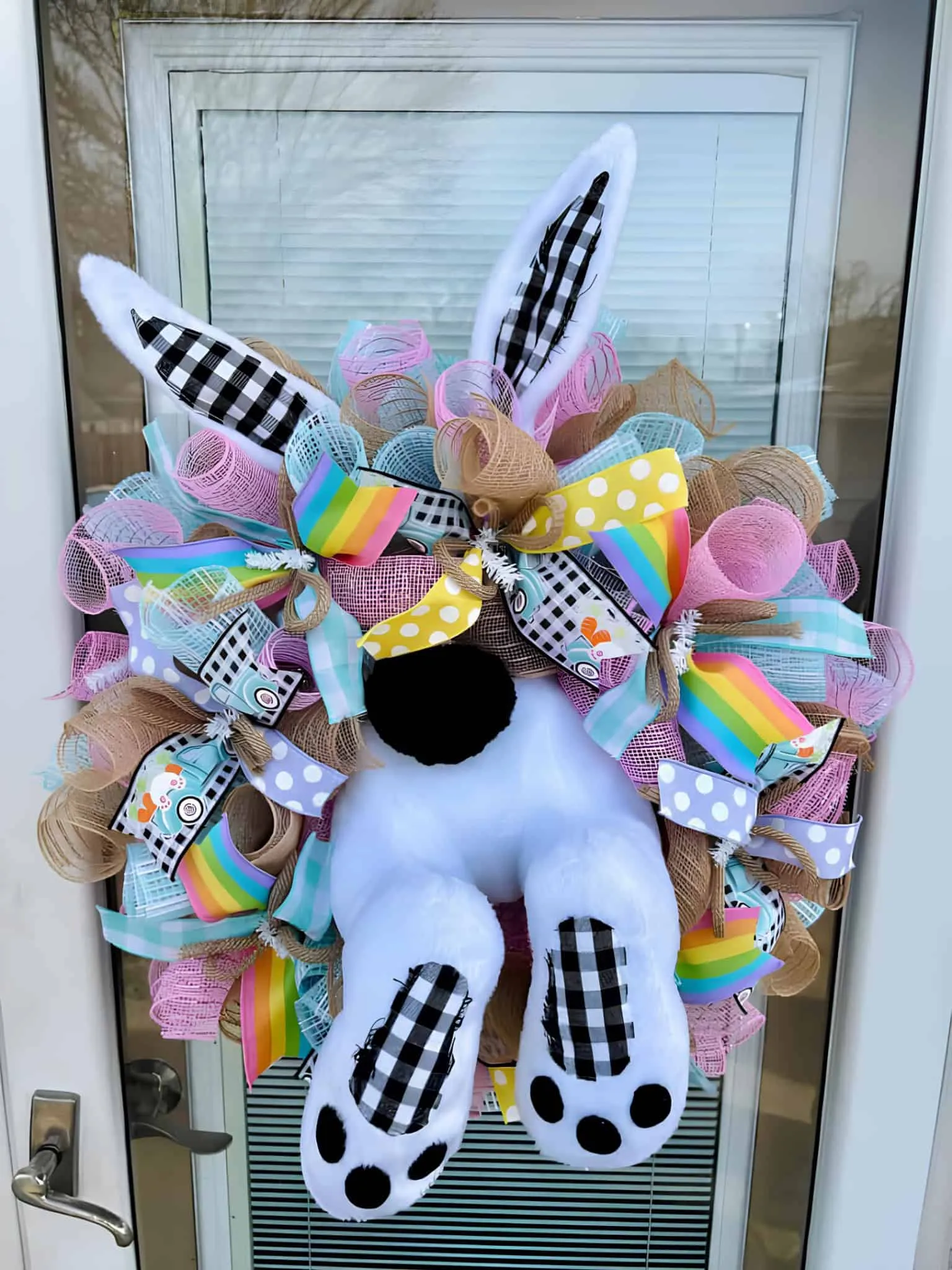 垂直门饰，配有胡萝卜、黑白条纹丝带和绿叶