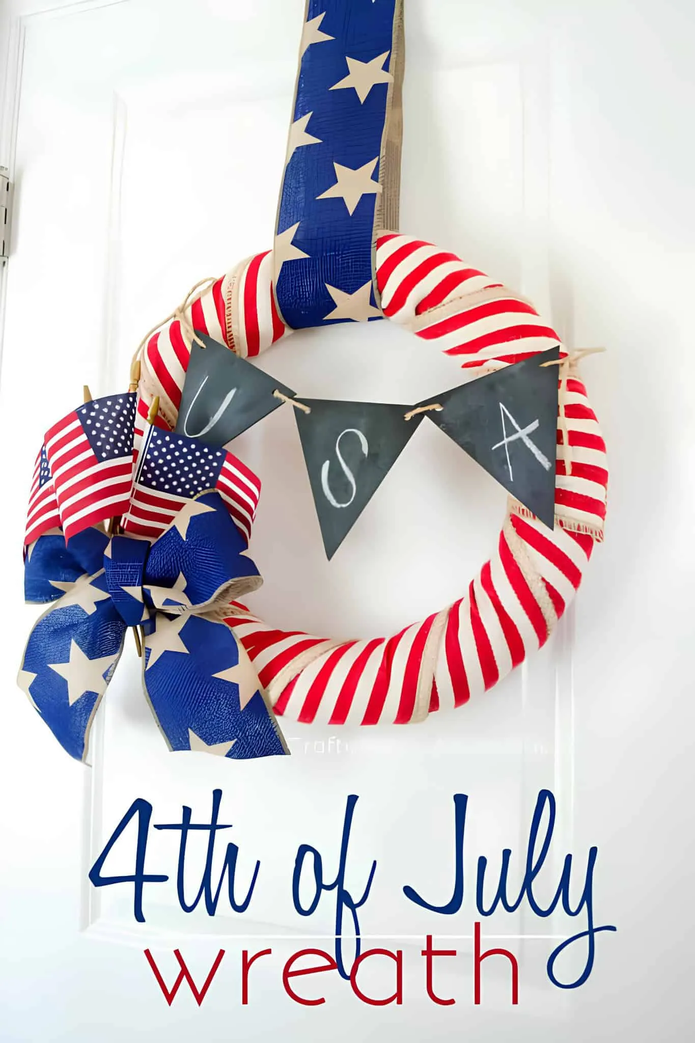 红白条纹丝带花环，配有蓝色星星和chalkboard风格USA板用于4日节门装饰