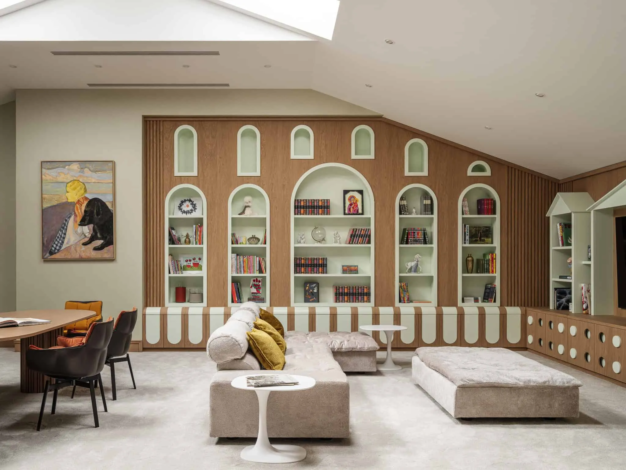 Весела дитяча ігрова кімната з дерев'яною структурою дерева та ігровими пристроями.