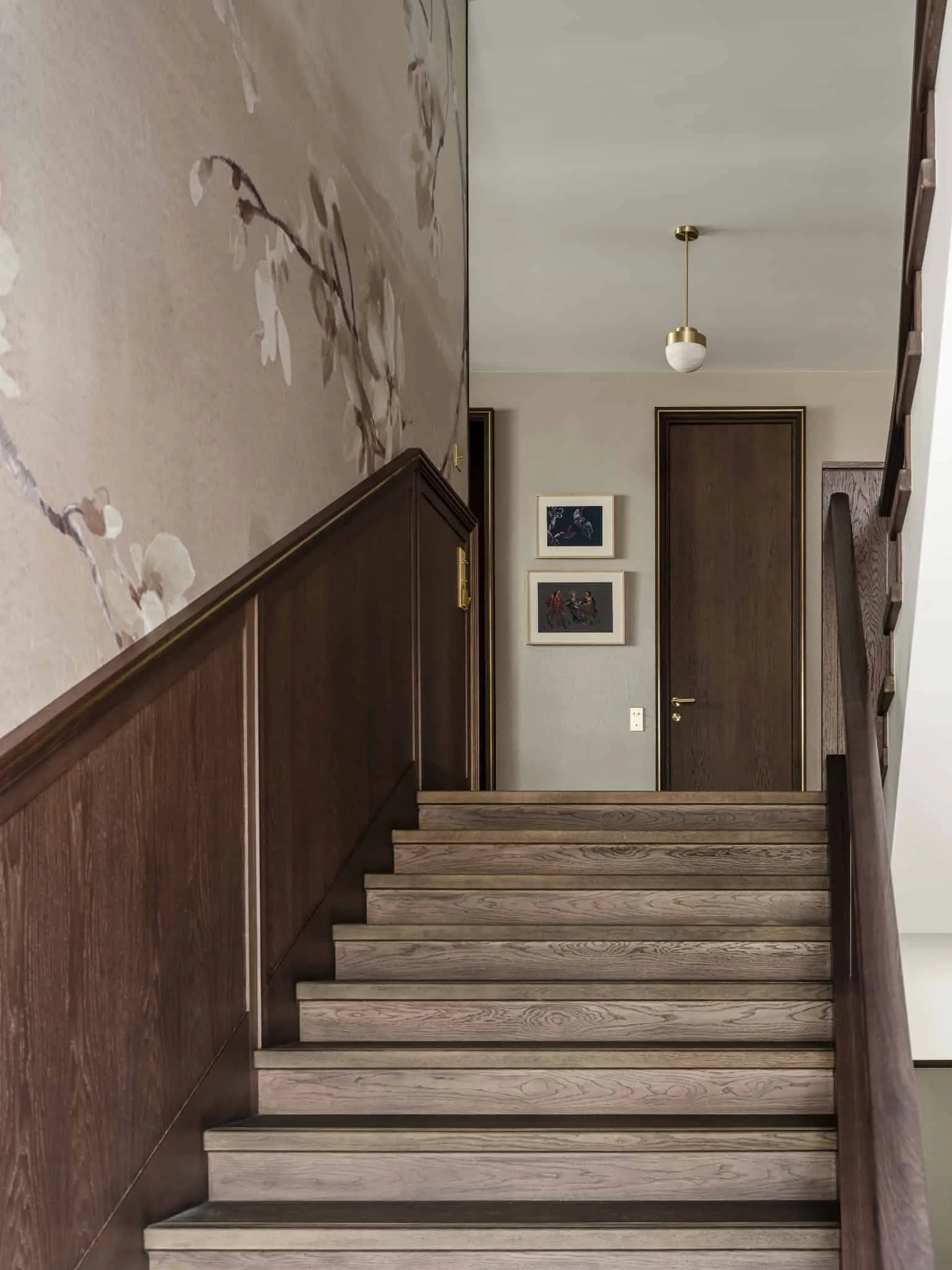 Верхня площа з сходами, у якої є м'який квітковий мурал і рамка на картині.