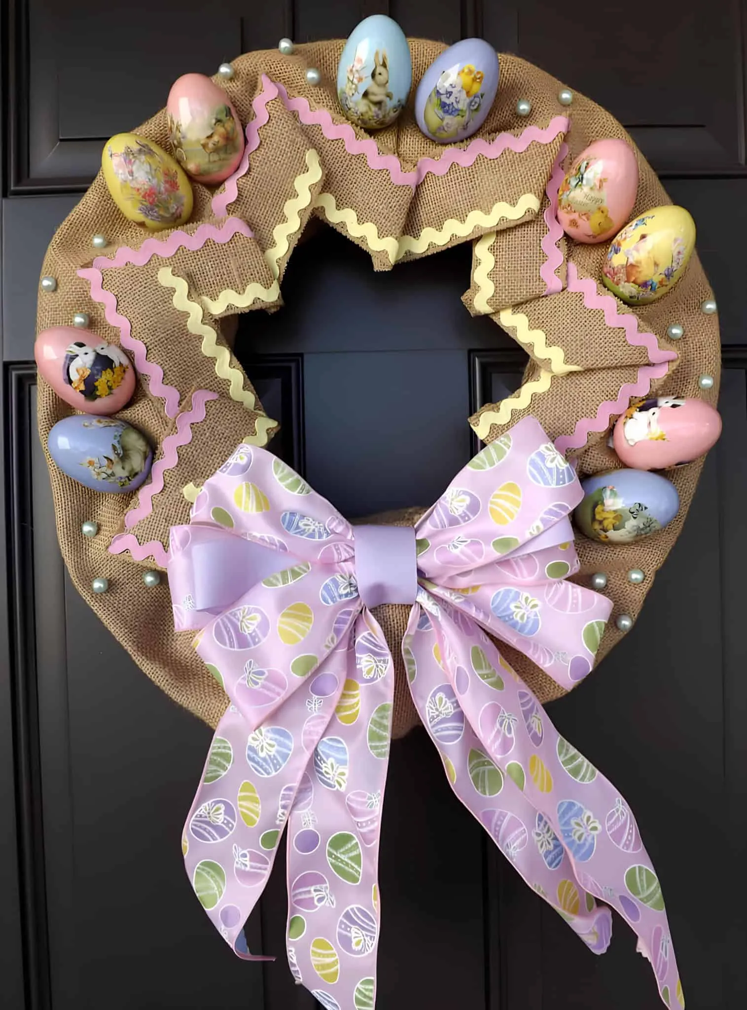 复古风格门饰，配有粗麻布、装饰鸡蛋和大粉色丝带