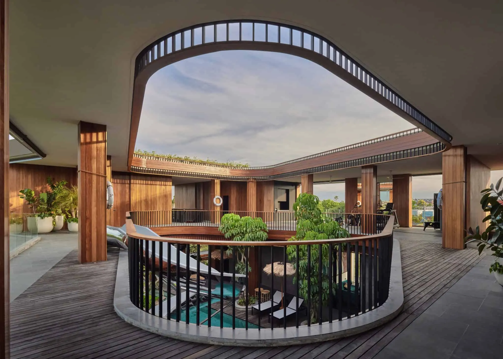 温暖而艺术的卧室，现代设计与定制墙面。