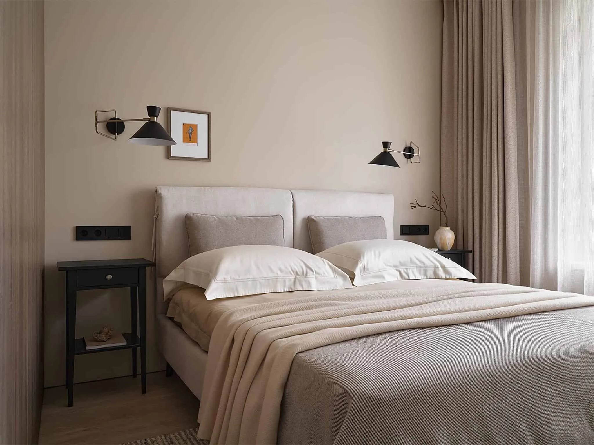 配有纹理米色窗帘、床铺和强调照明的卧室。