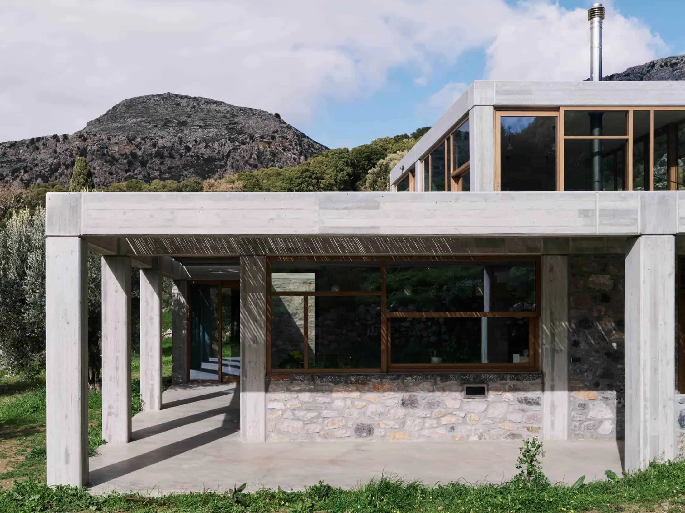 Meraki House по Сигурд Ларсену — фасад на склоне в Спили, Крит