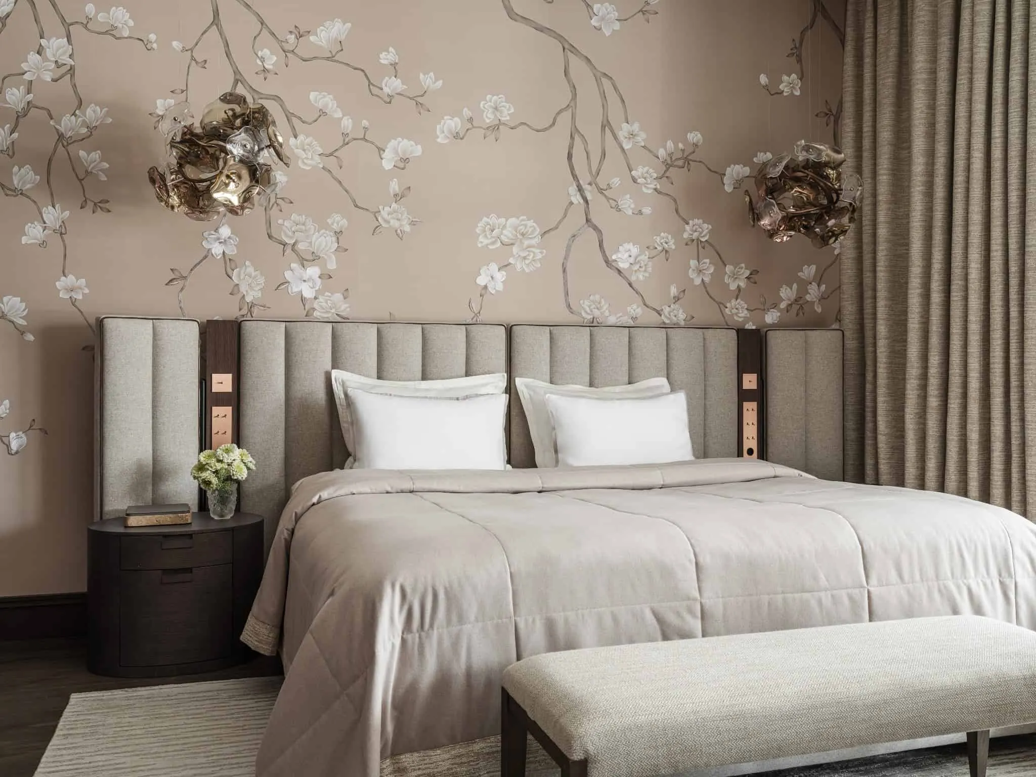 Розкішна ванна кімната з мраморними стінами, золотими аксесуарами і круглою ванною.