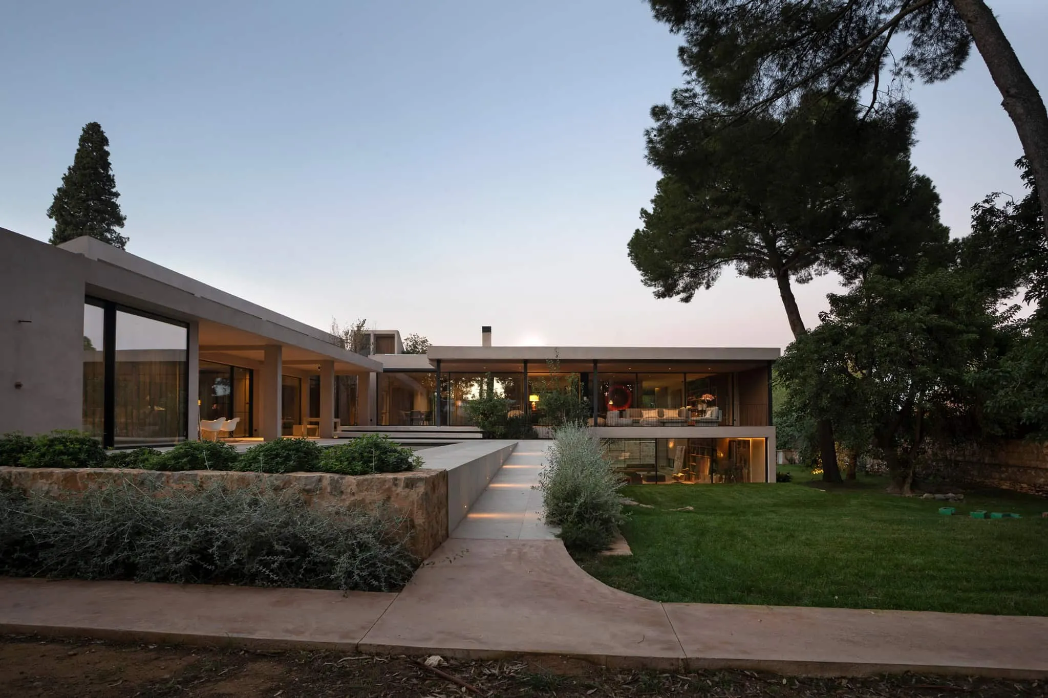 被柔和黄昏光线照亮的现代别墅。