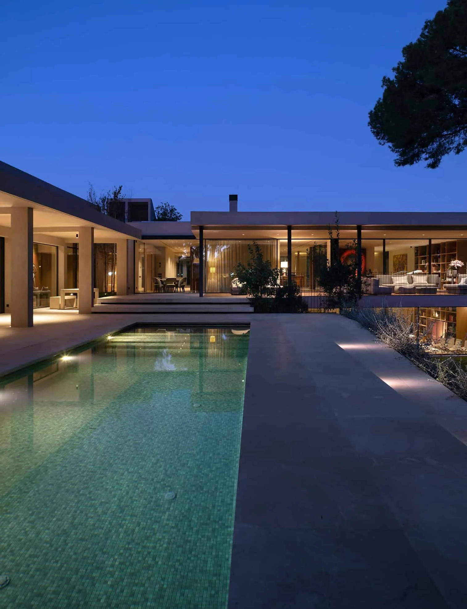 带发光泳池和氛围感日落的豪华住宅。