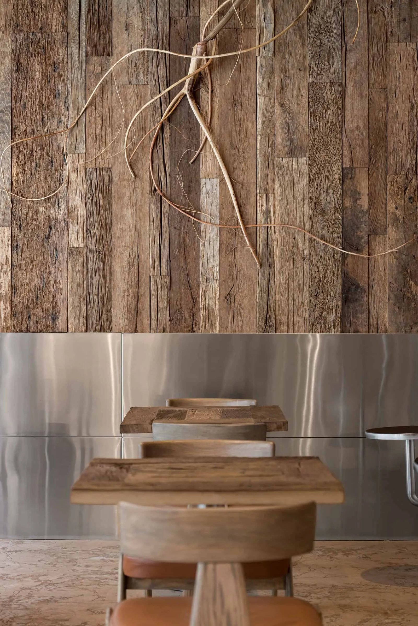 咖啡馆内饰中木质墙上的艺术根雕