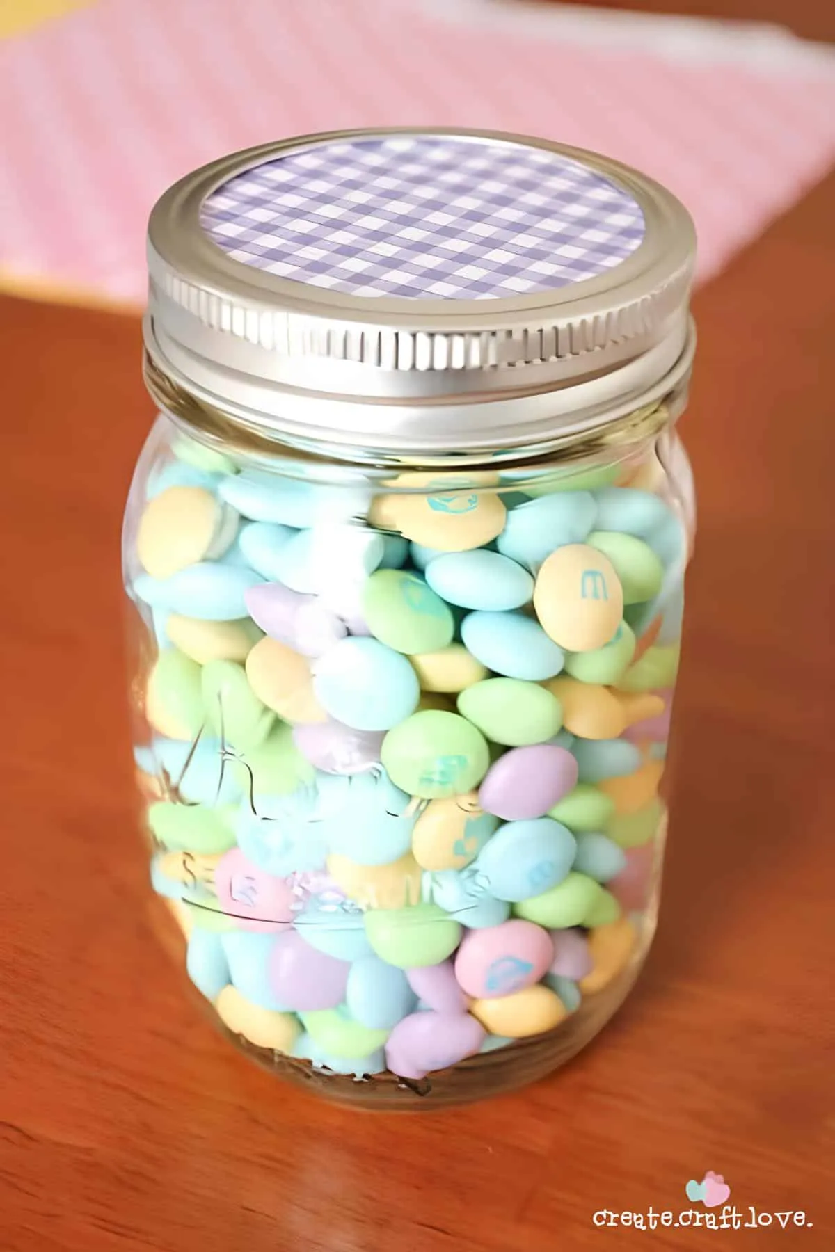 手工复活节 Mason 罐子，装有柔和的 M&M 糖果和格子盖