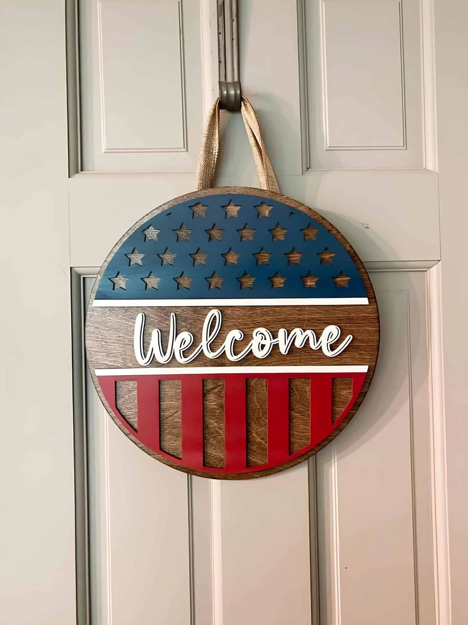 美国国旗形状的木制门牌，配有乡村涂装