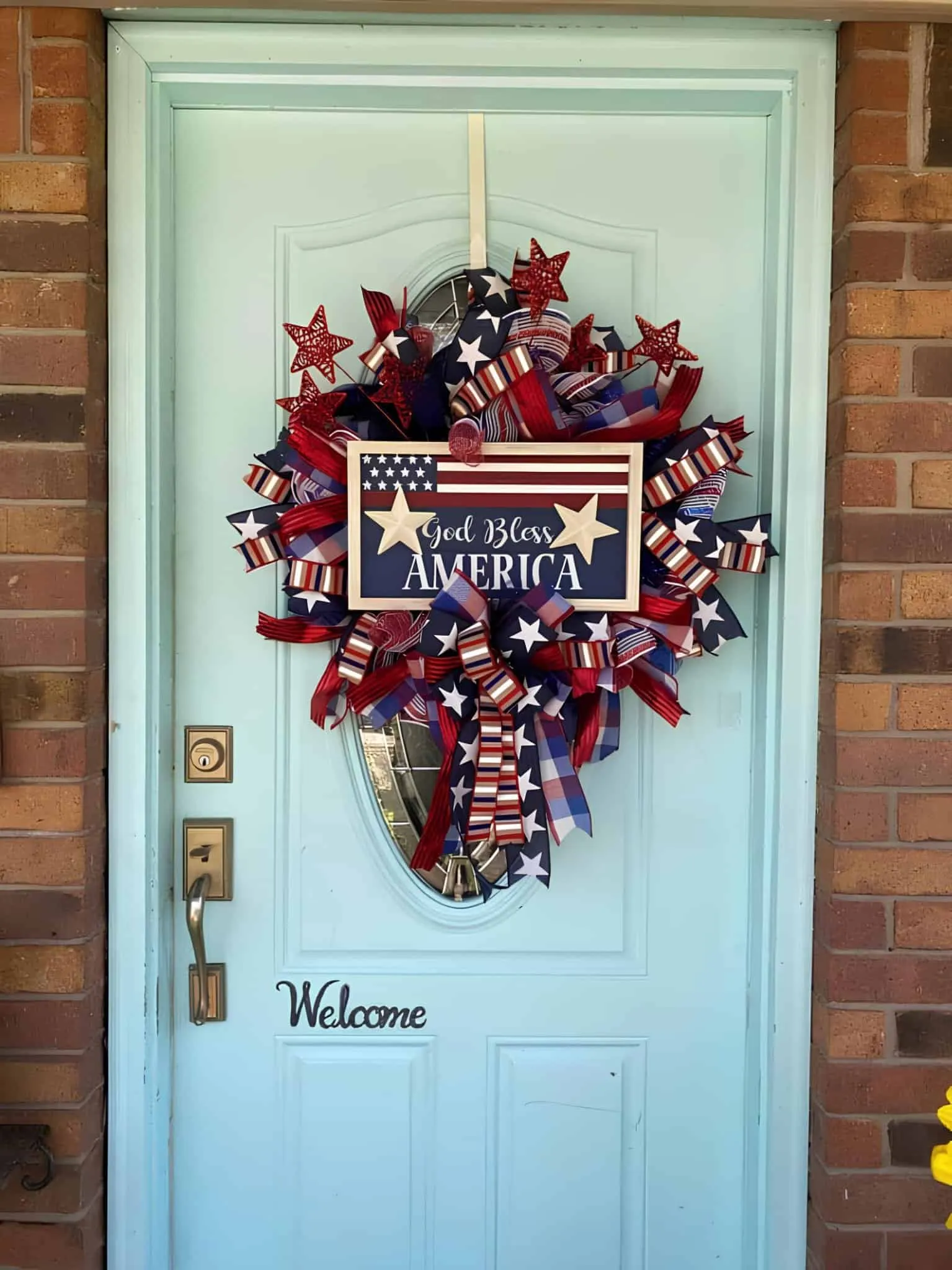 大胆的爱国花环，配有'上帝保佑美国'和红星星
