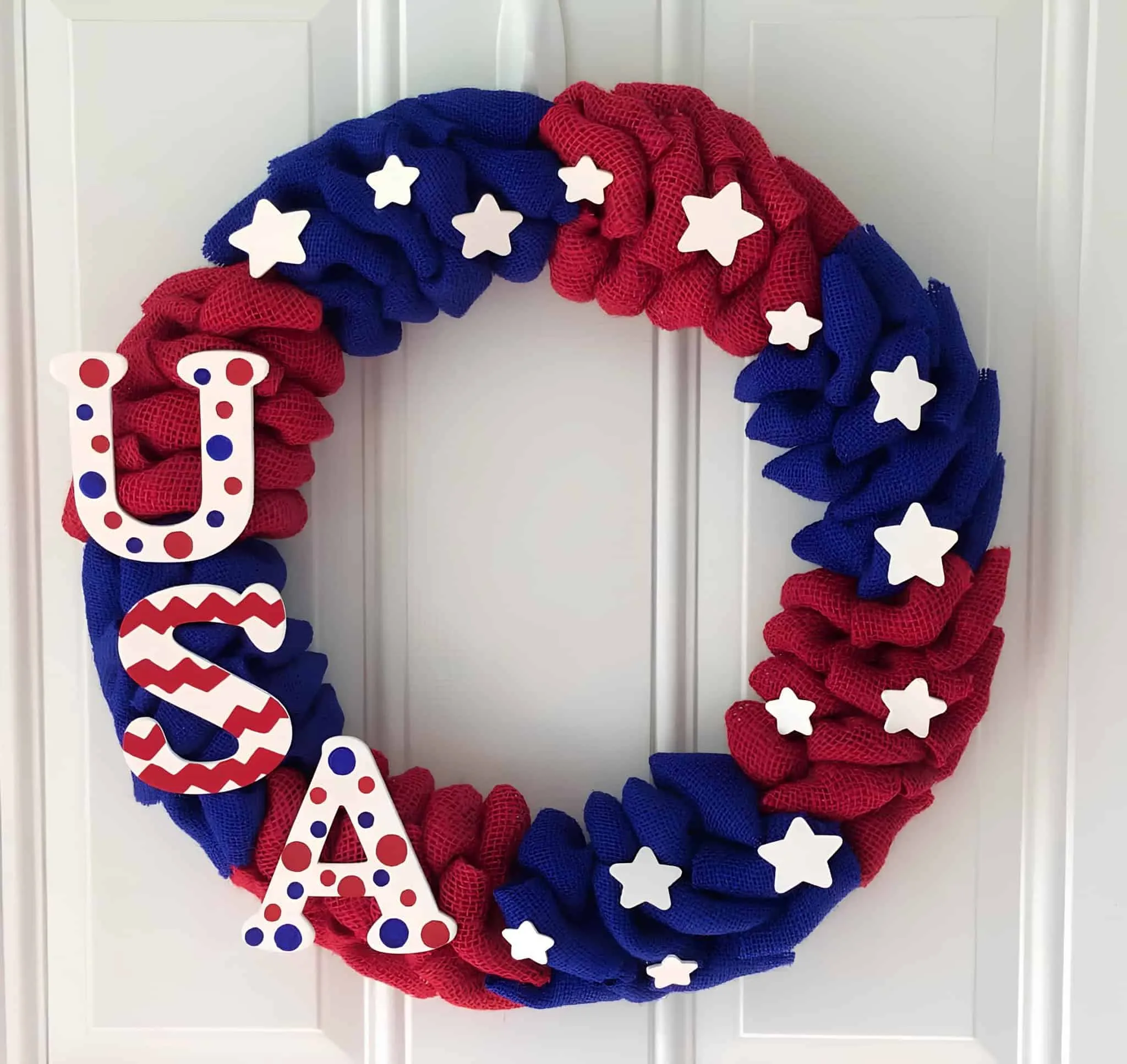 红蓝主题美国花环，配有白色星星和字母