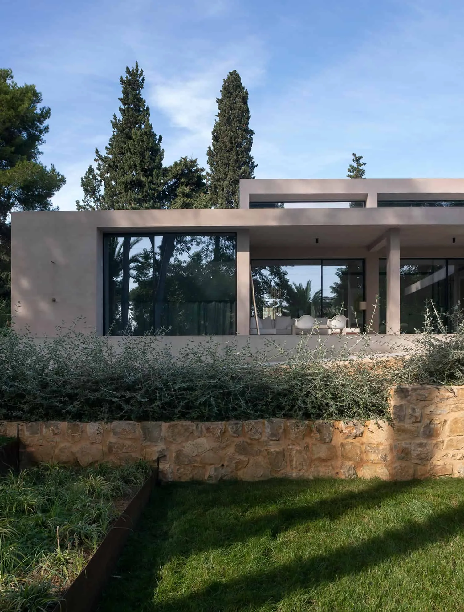 优雅现代住宅的外观，配有大窗框。