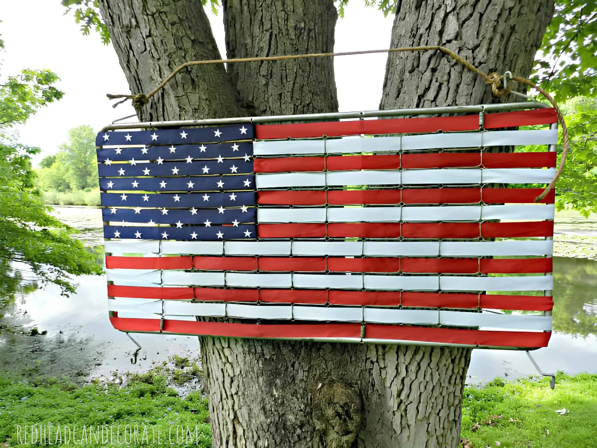 用旧布料制作的美国旗帜墙饰，固定在木头上