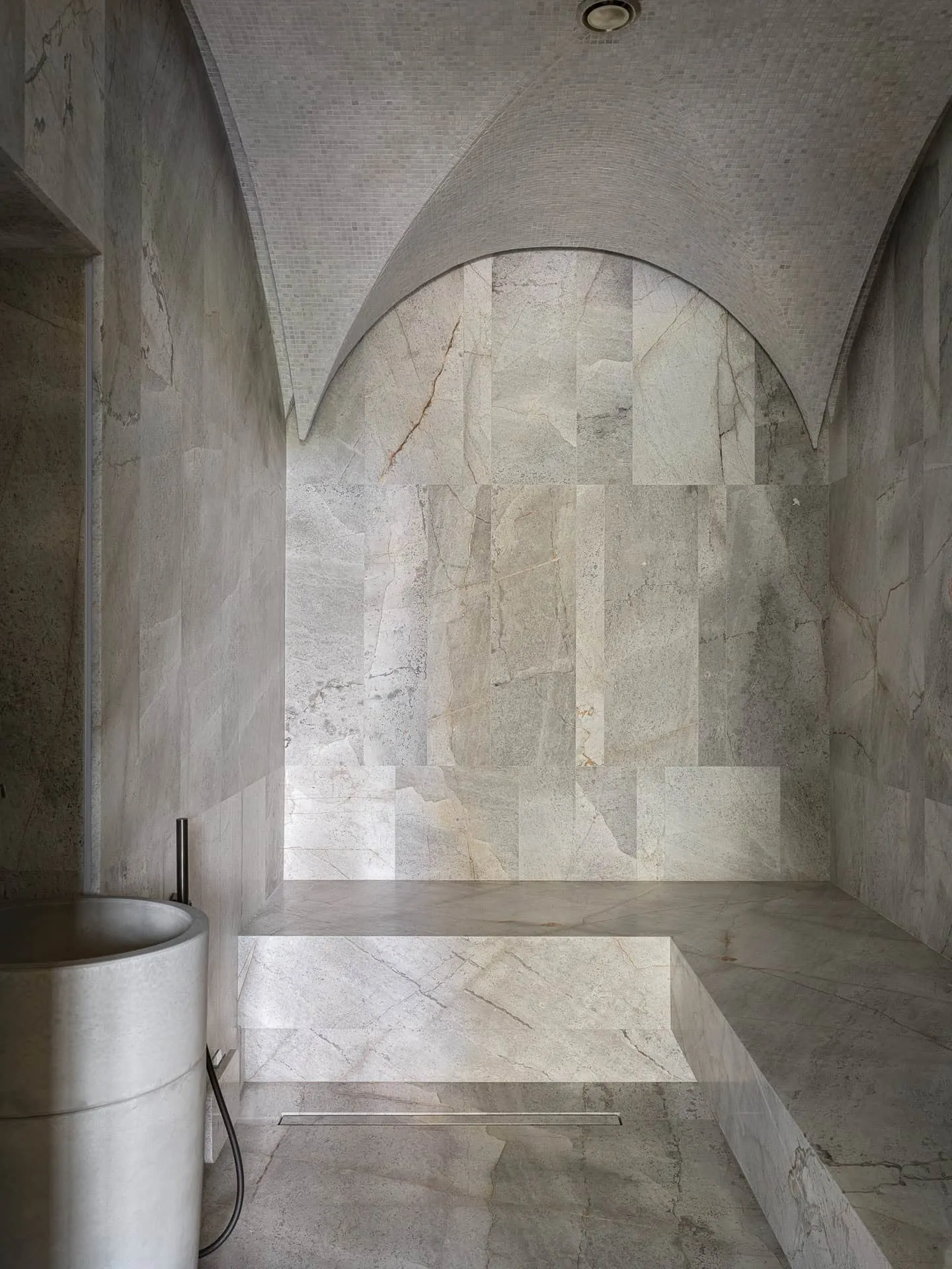 拱形马赛克天花板与石材墙面的水疗或桑拿房。