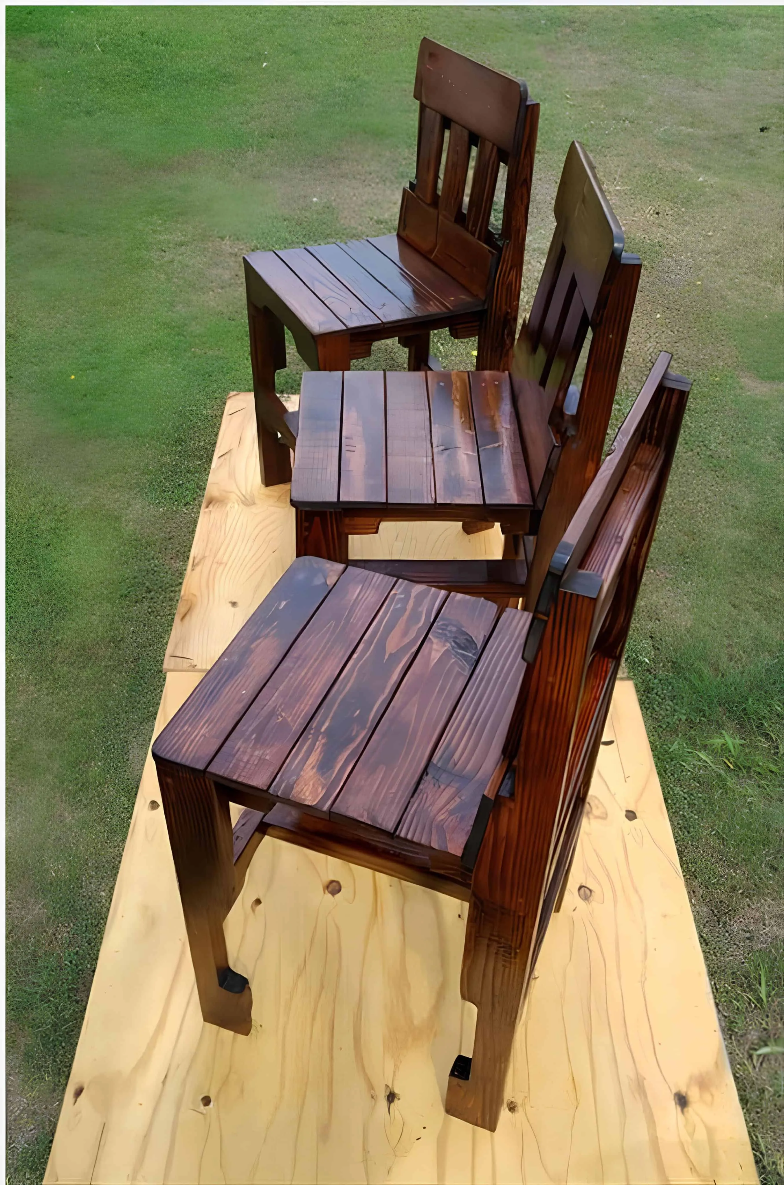 由托盘木和塑料板制成的三把深处理椅子套装