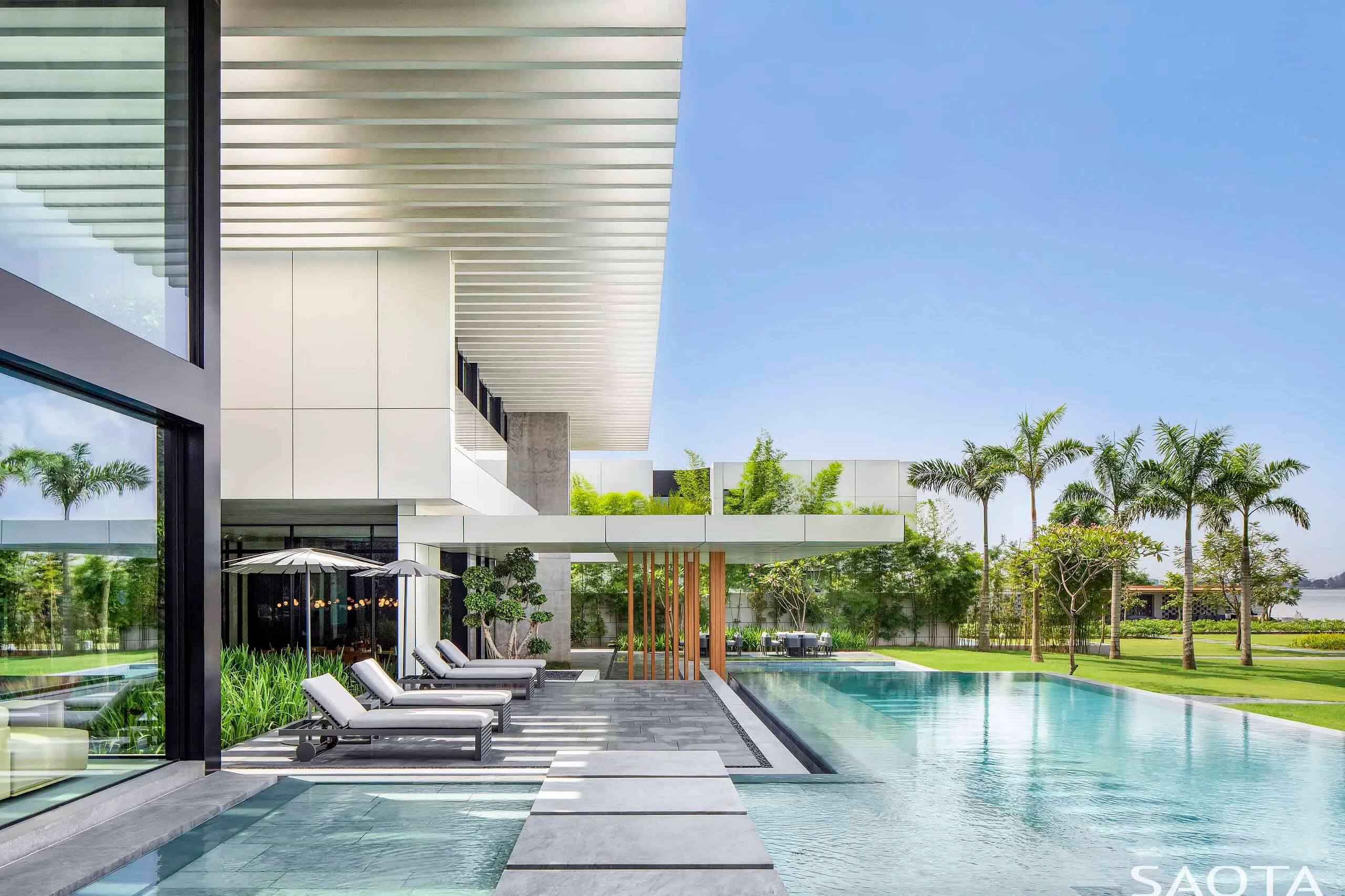 阿比让湖畔别墅由SAOTA设计：现代主义与自然的融合