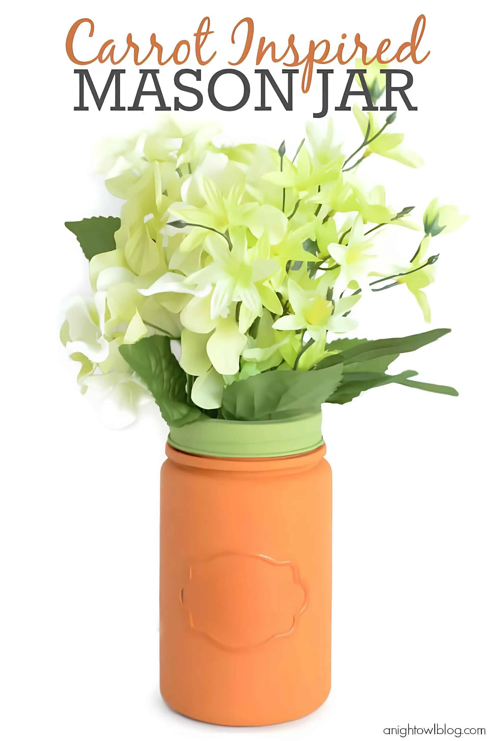 复活节胡萝卜造型 Mason 罐子，涂成橙色和绿色并作为花瓶装有白色和黄色花朵