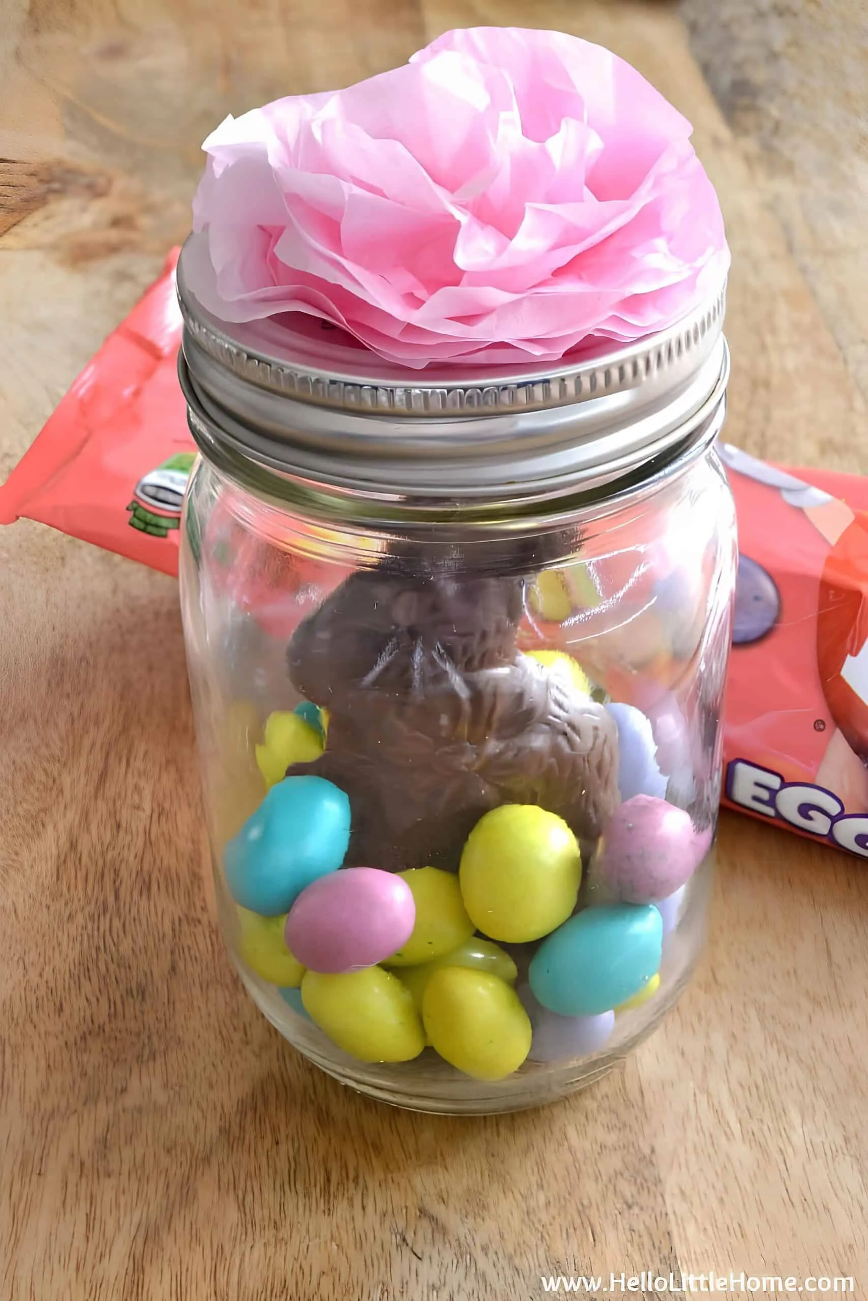 手工复活节 Mason 罐子礼物，装有巧克力兔子、柔和鸡蛋和粉红色布质花朵盖