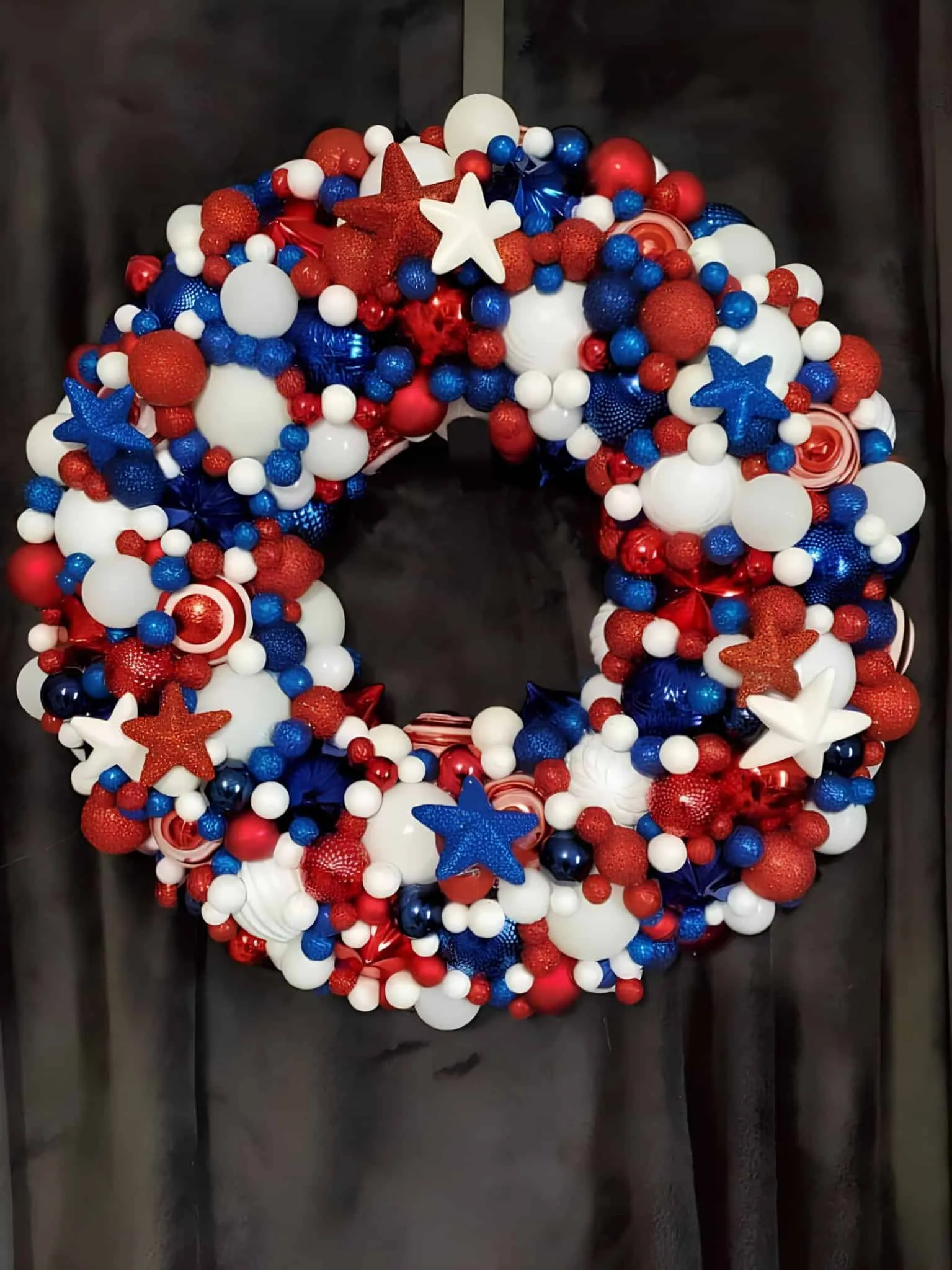 红、白、蓝气球爱国花环，配有星形装饰