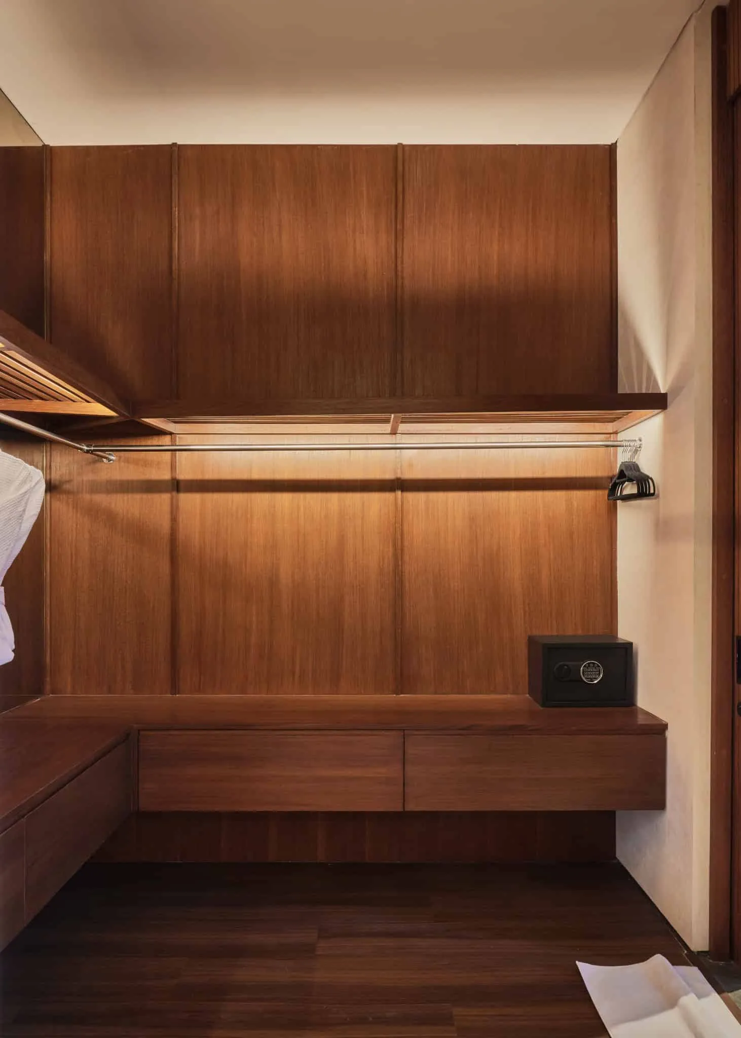 时尚内置衣柜，配有储物和照明。