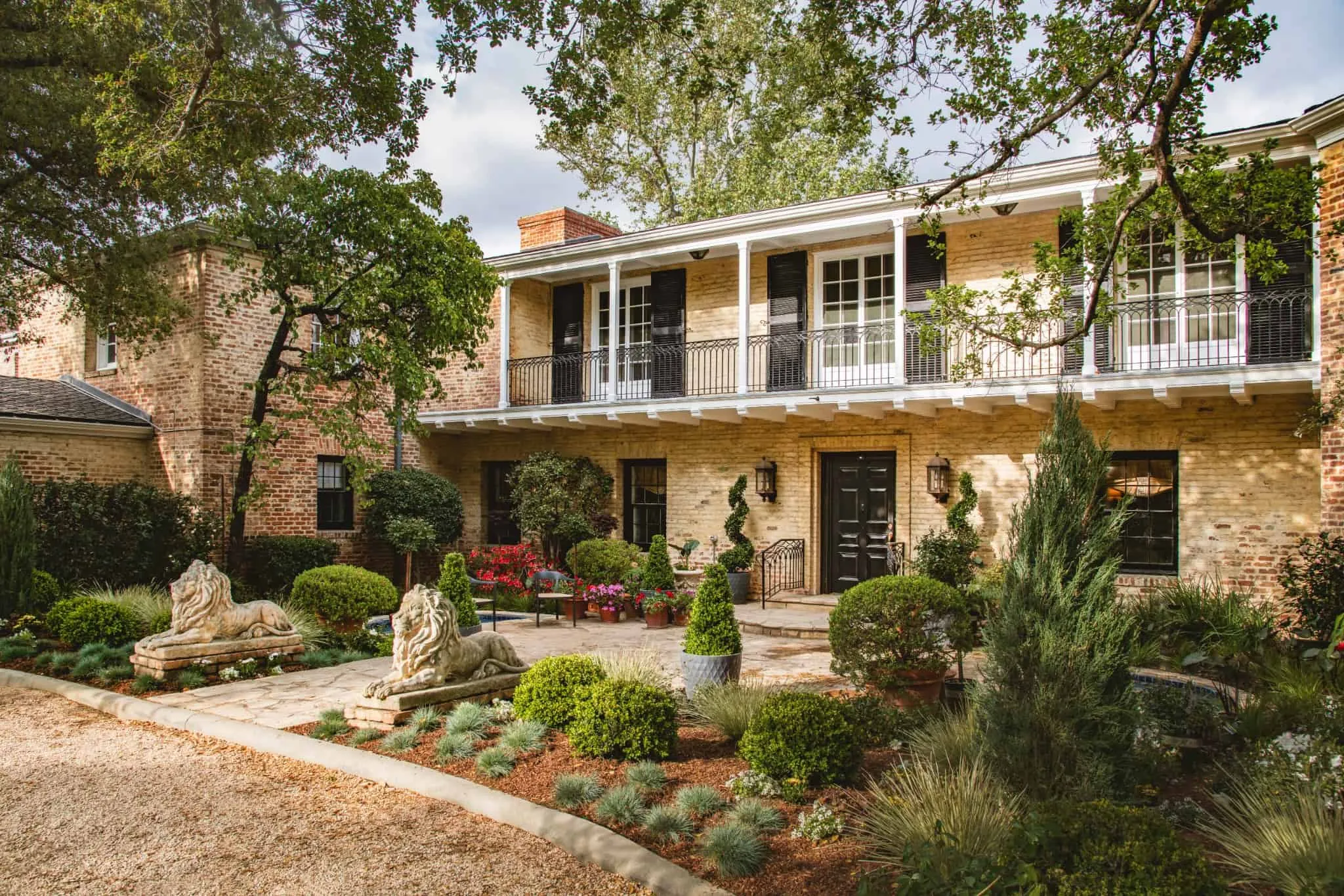 _pasadena_喷泉特写，有雕塑狮子和精心修剪的植物。