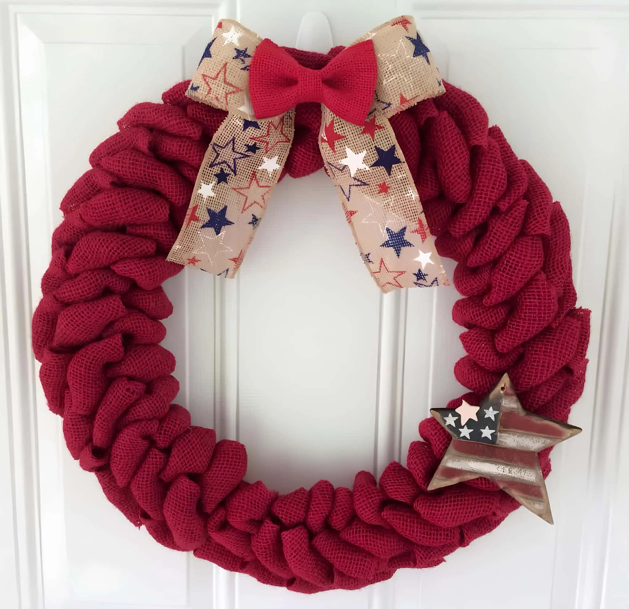 红丝绸花环，配有爱国星形丝带和木制星星