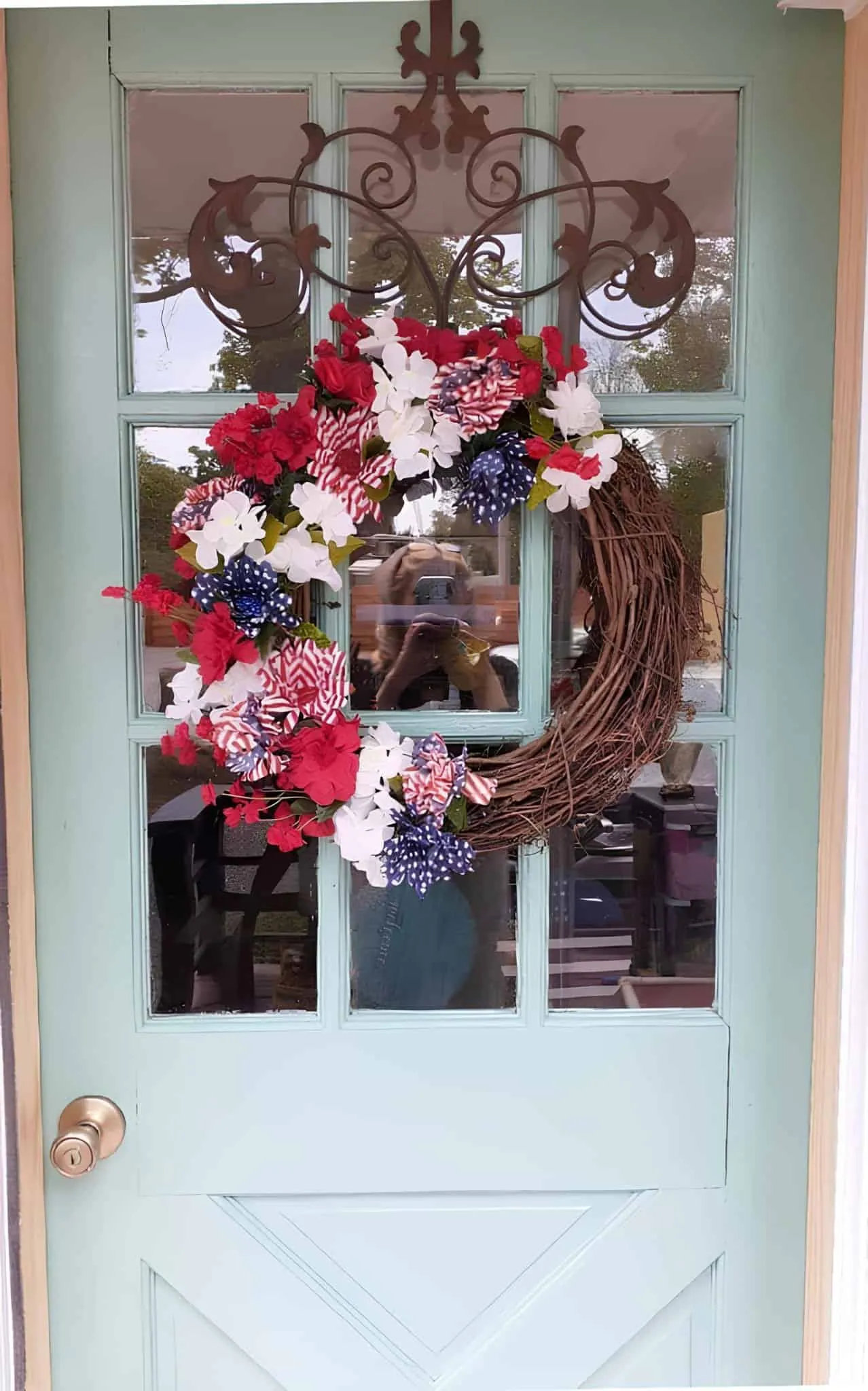 葡萄藤花环，配有红、白、蓝花朵