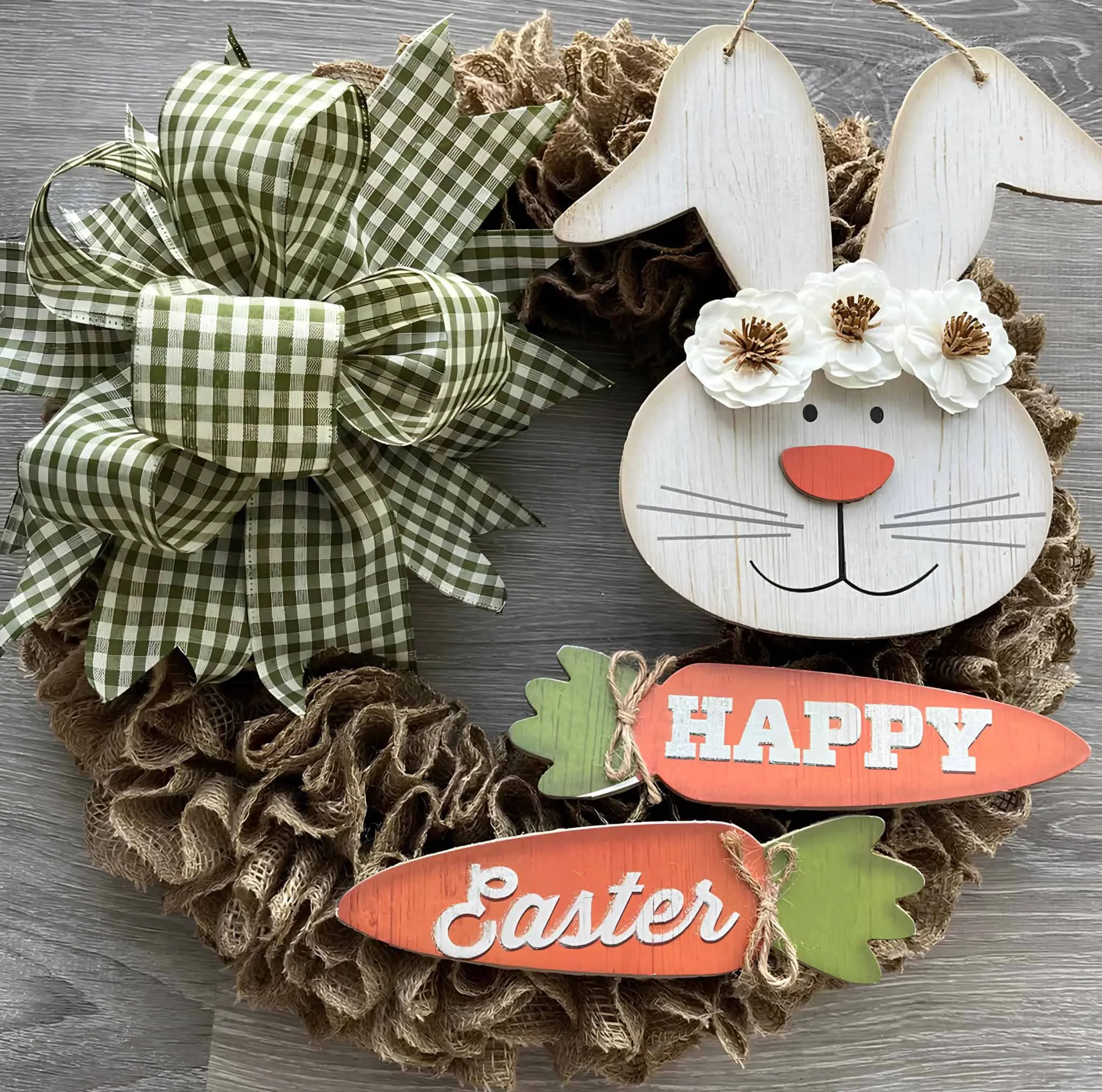复活节门饰，配有兔子、格子丝带和胡萝卜标志