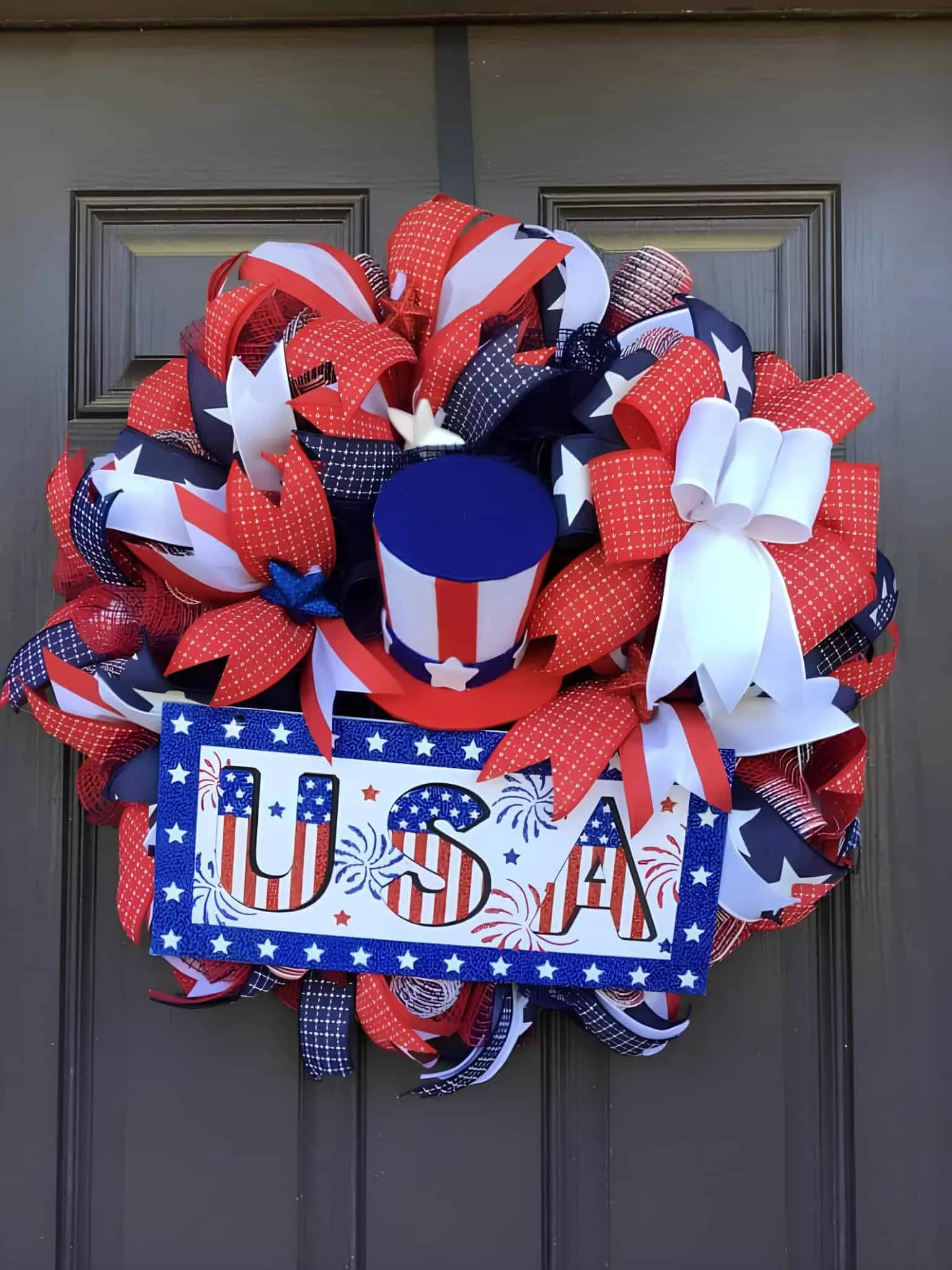 爱国花环，配有大胆丝带、烟花主题和美国字样