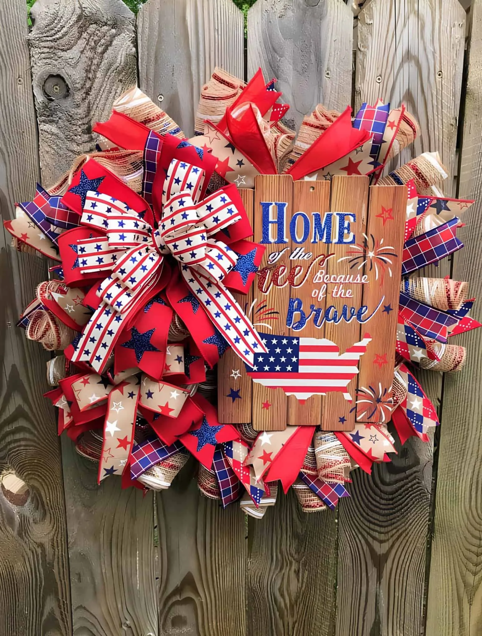 装饰花环，配有丝带和'自由之家'铭牌