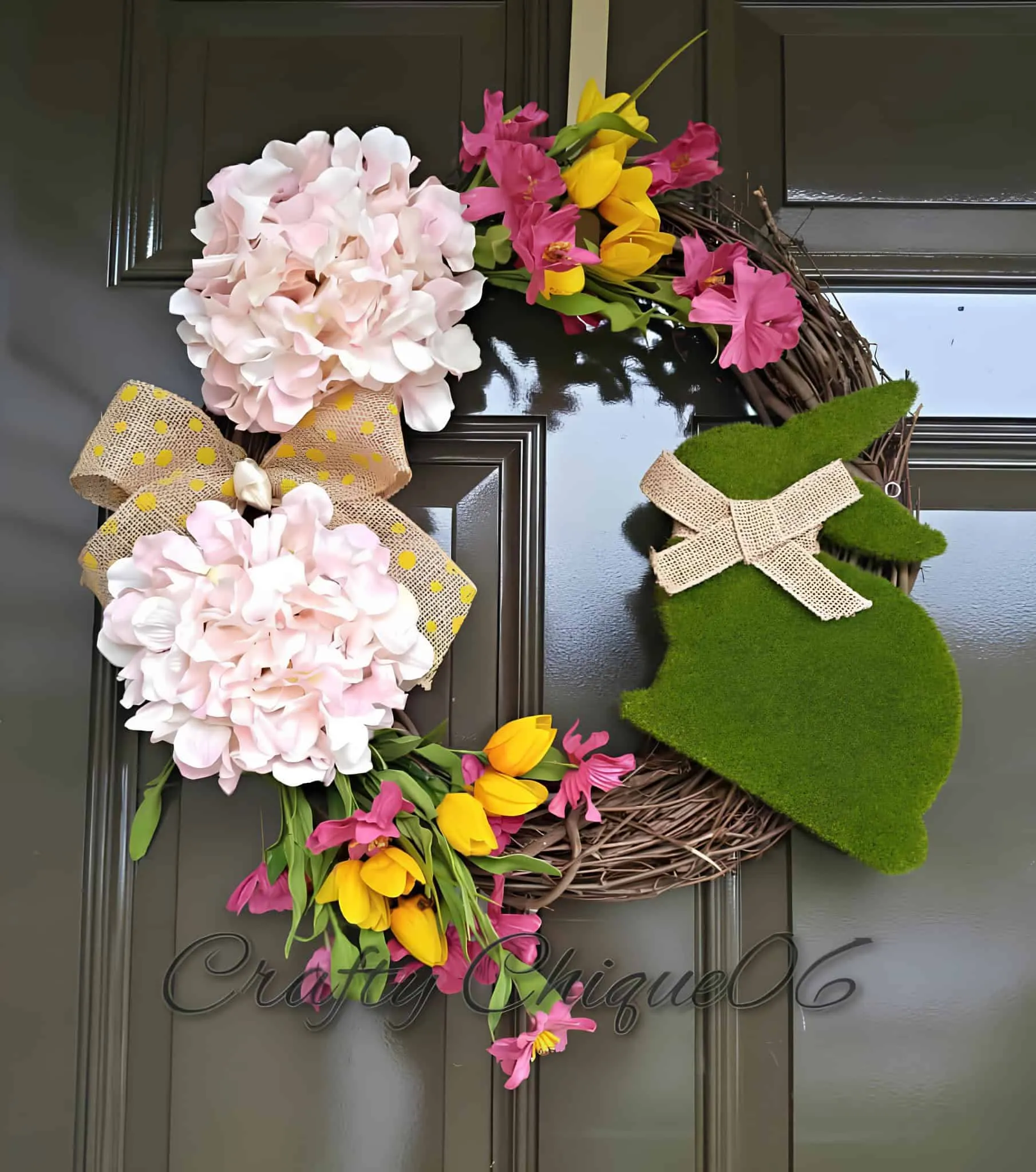 复活节门饰，配有兔子轮廓、郁金香和粉色花朵